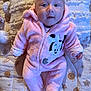 Romy a rejoint le concours — aidez-le/la à gagner de superbes lots ! baby, blanket, child, cozy, cute, eyes, face, hooded_clothing, indoor, infant, lying_down, minnie_mouse, newborn, pajamas, pink_onesie, portrait, smiling_sun, soft_texture, star_pattern, sun_pattern