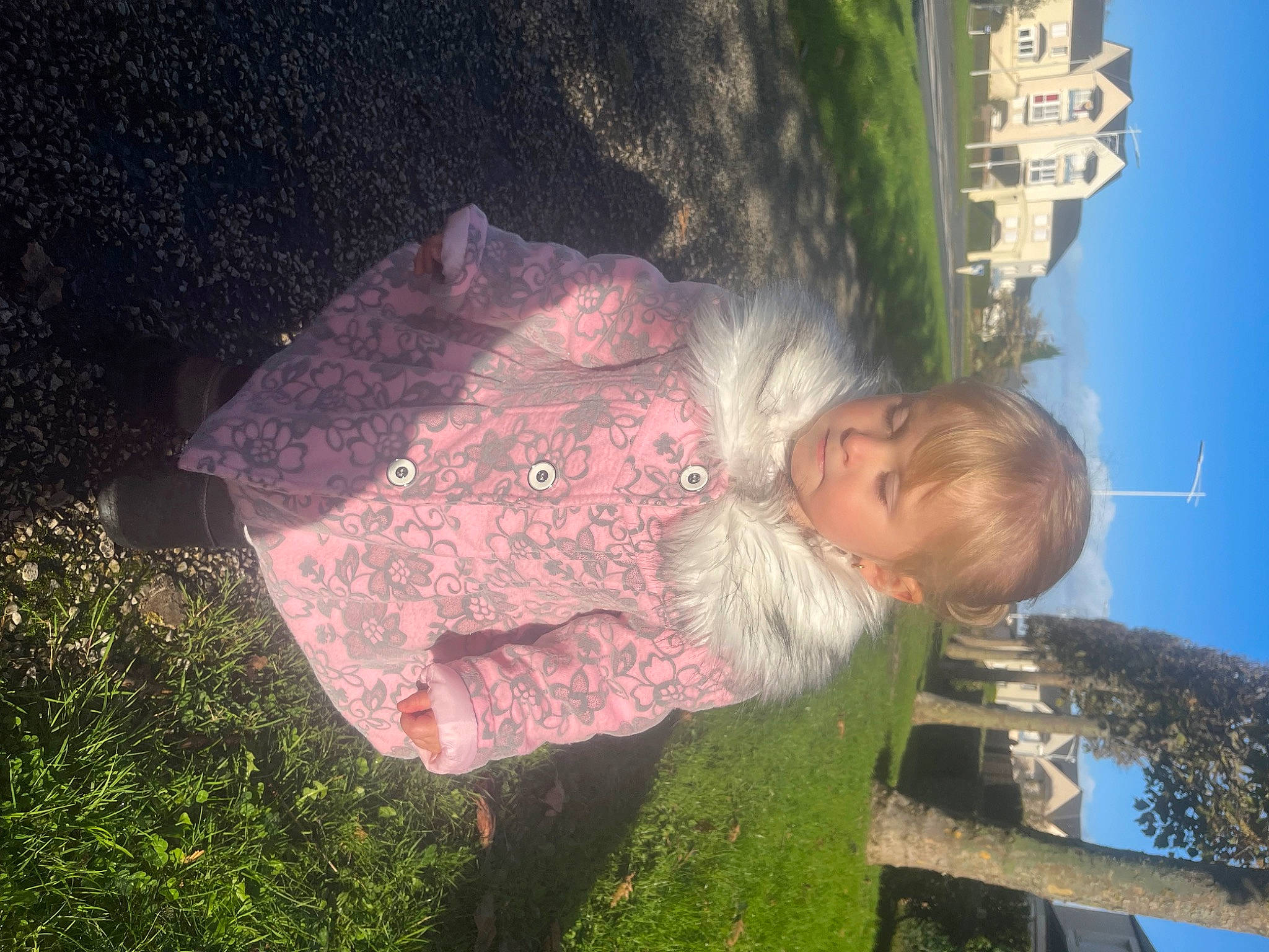 Katalyna a rejoint le concours — aidez-le/la à gagner de superbes lots ! child, fun, grass, happy, landscape, leisure, organism, people_in_nature, person, plant, reflection, sky, tints_and_shades, toddler, tree, water, world