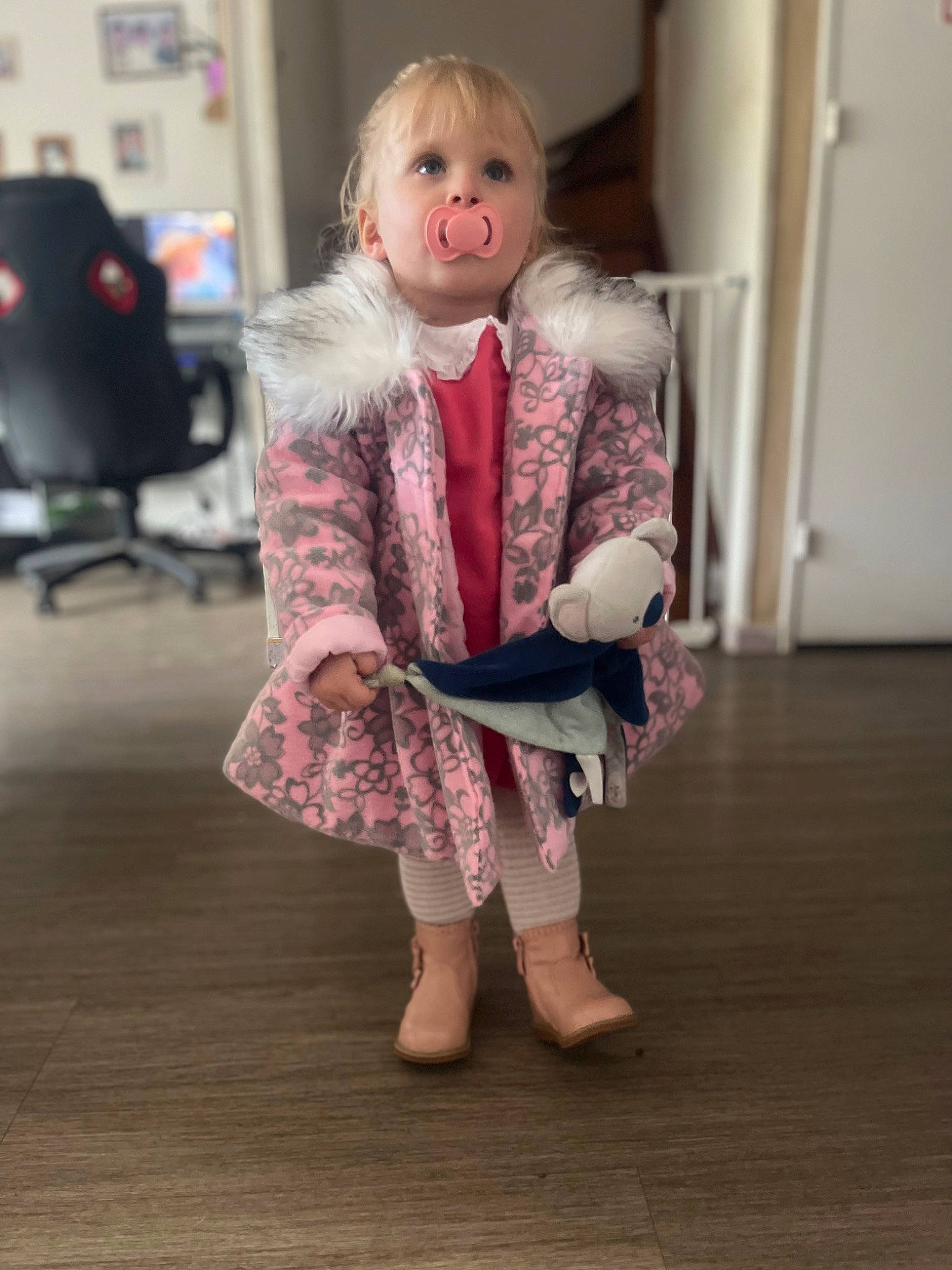 Katalyna a rejoint le concours — aidez-le/la à gagner de superbes lots ! baby_toddler_clothing, blond, brown_hair, child, dress, embellishment, face, fashion_accessory, fashion_design, fawn, floor, flooring, fur, hardwood, pattern, person, pink, sleeve, sock, toddler