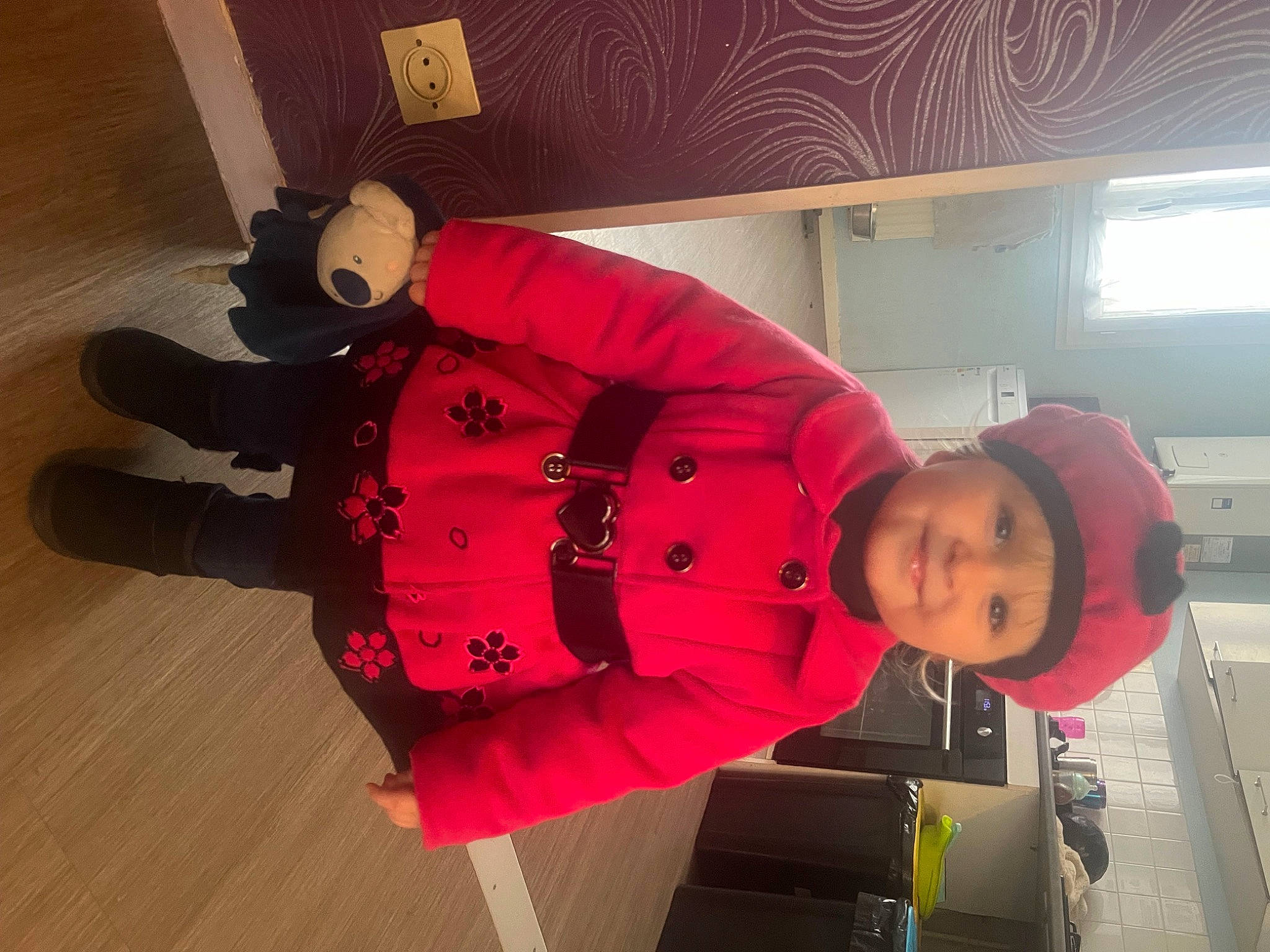 Katalyna a rejoint le concours — aidez-le/la à gagner de superbes lots ! carmine, child, flooring, fun, hardwood, headwear, hoodie, jacket, joy, person, plant, room, sleeve, toddler, tree, window, wood, wood_flooring