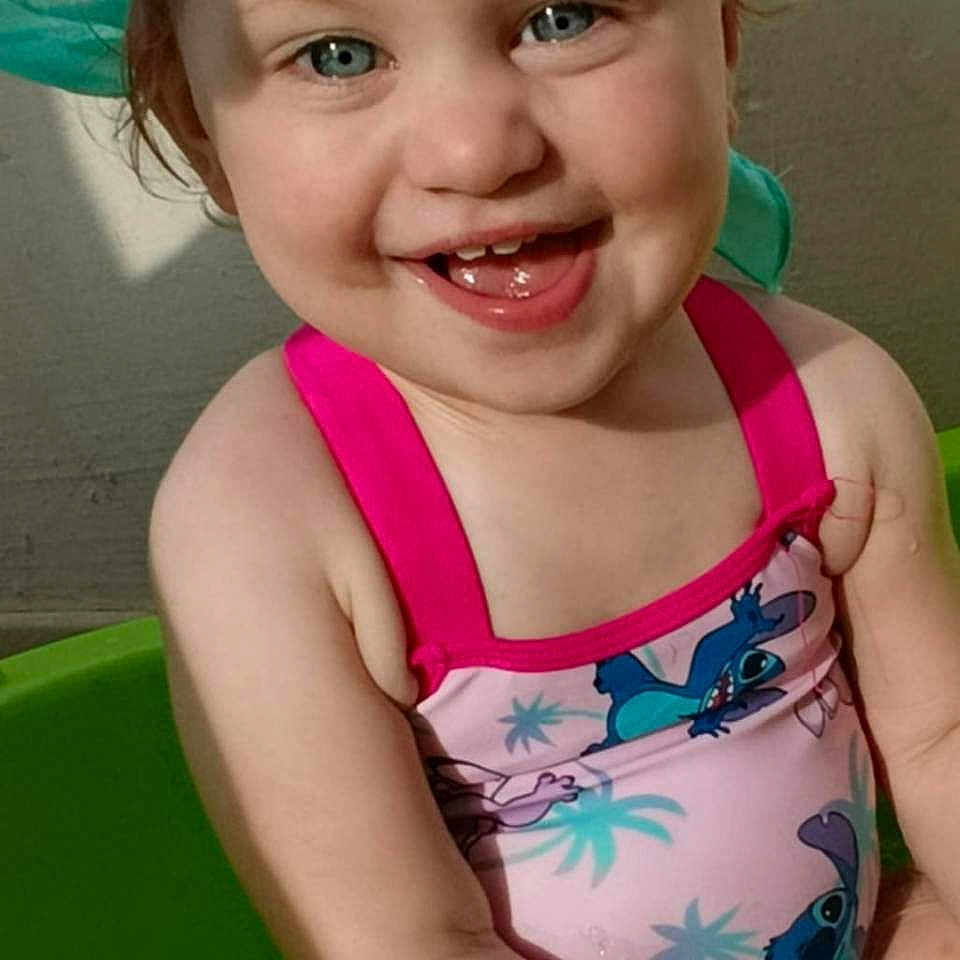 Haykinna participe au concours pour gagner de l'argent avec cette photo : blue_eyes, cartoon_print, child, cute, fun, green, happy, headscarf, indoors, pink, playful, portrait, sitting, smiling, splashing, summer, swimsuit, toddler, water, water_tub