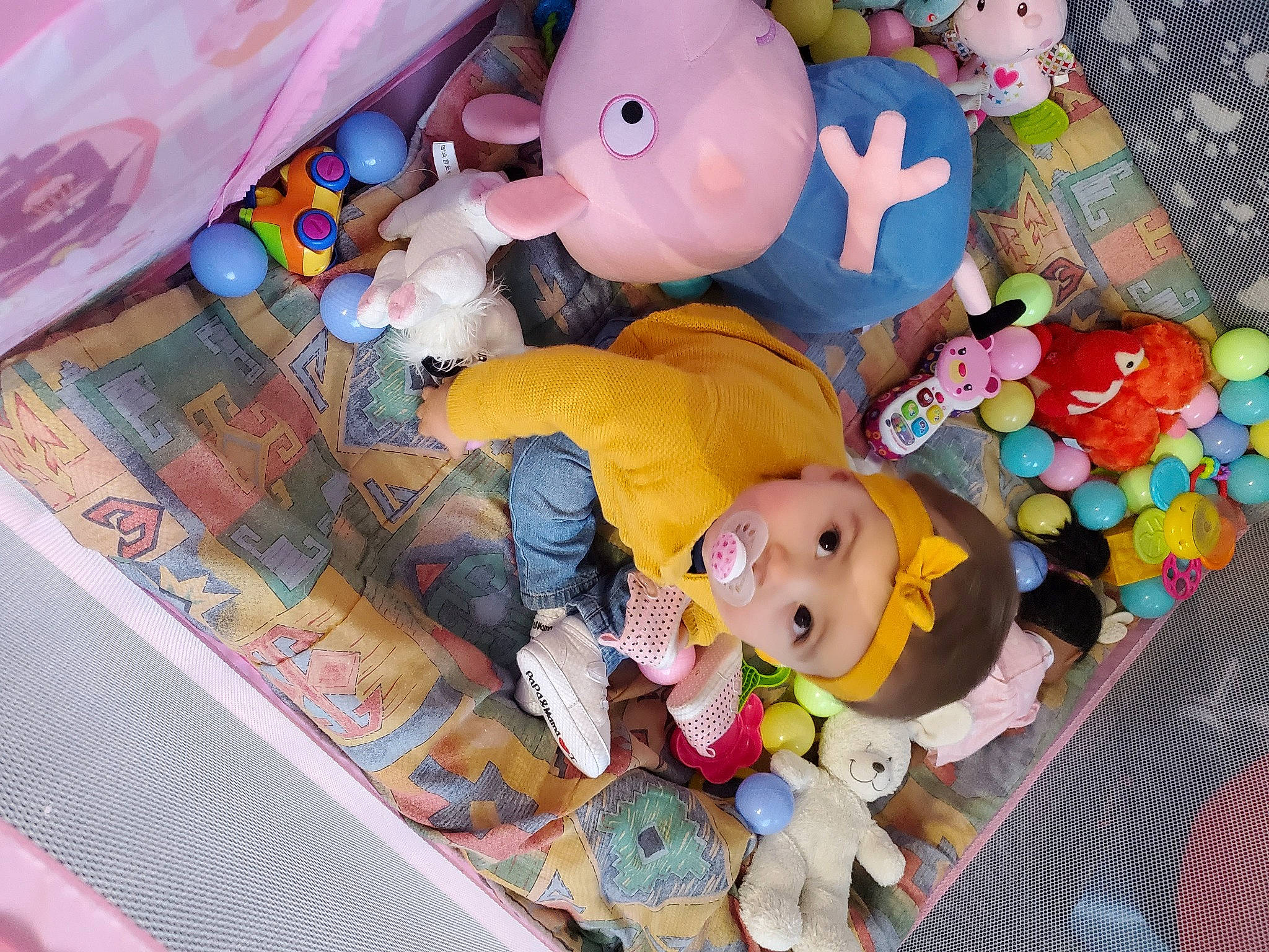 Houlya participe au concours pour gagner de l'argent avec cette photo : baby, baby_products, baby_toys, child, fun, headwear, linens, mammal, party_supply, person, pink, plastic, play, plush, product, room, smile, stuffed_toy, textile, toddler