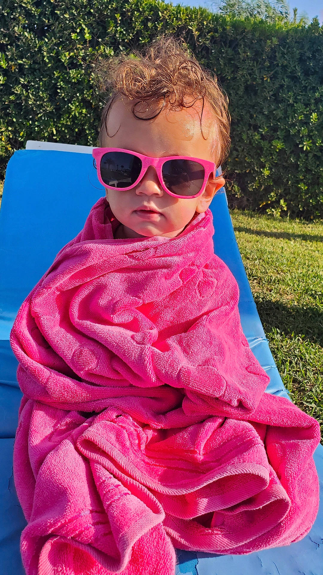 Houlya a rejoint le concours — aidez-le/la à gagner de superbes lots ! arm, baby_toddler_clothing, eyewear, face, glasses, goggles, grass, hand, head, headgear, lip, magenta, outerwear, person, pink, red, sleeve, sunglasses, textile, toddler