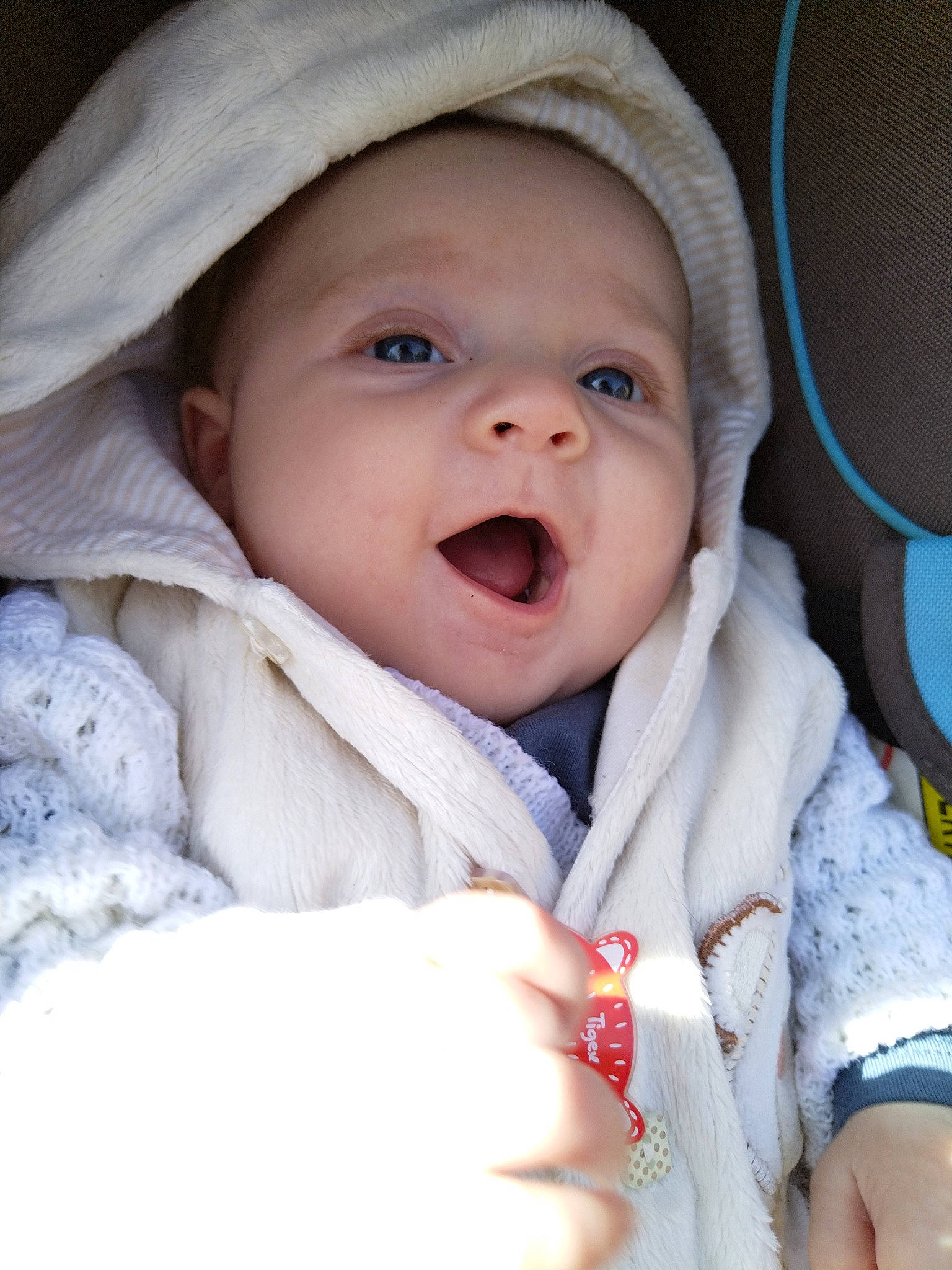 éloïse participe au concours pour gagner de l&#x27;argent avec cette photo : baby, baby_products, baby_toddler_clothing, cap, cheek, child, chin, comfort, facial_expression, gesture, happy, headwear, iris, laugh, lip, mouth, nose, person, skin, sleeve