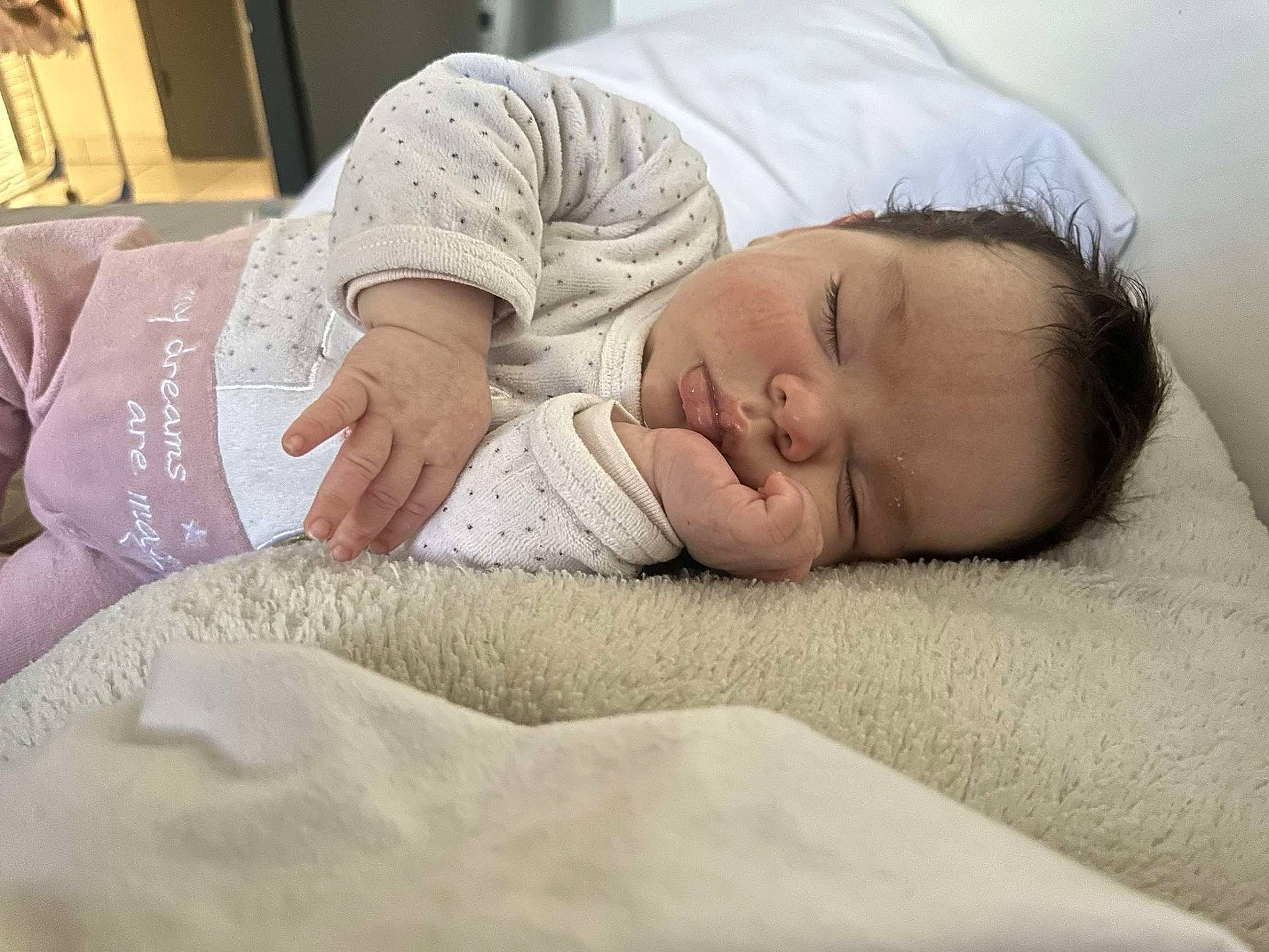 Eyla participe au concours pour gagner de l'argent avec cette photo : baby, baby_sleeping, bed_sheet, bedding, bedtime, child, comfort, ear, flooring, fur, happy, headgear, linens, nap, person, portrait_photography, room, skin, sleep, sleeve