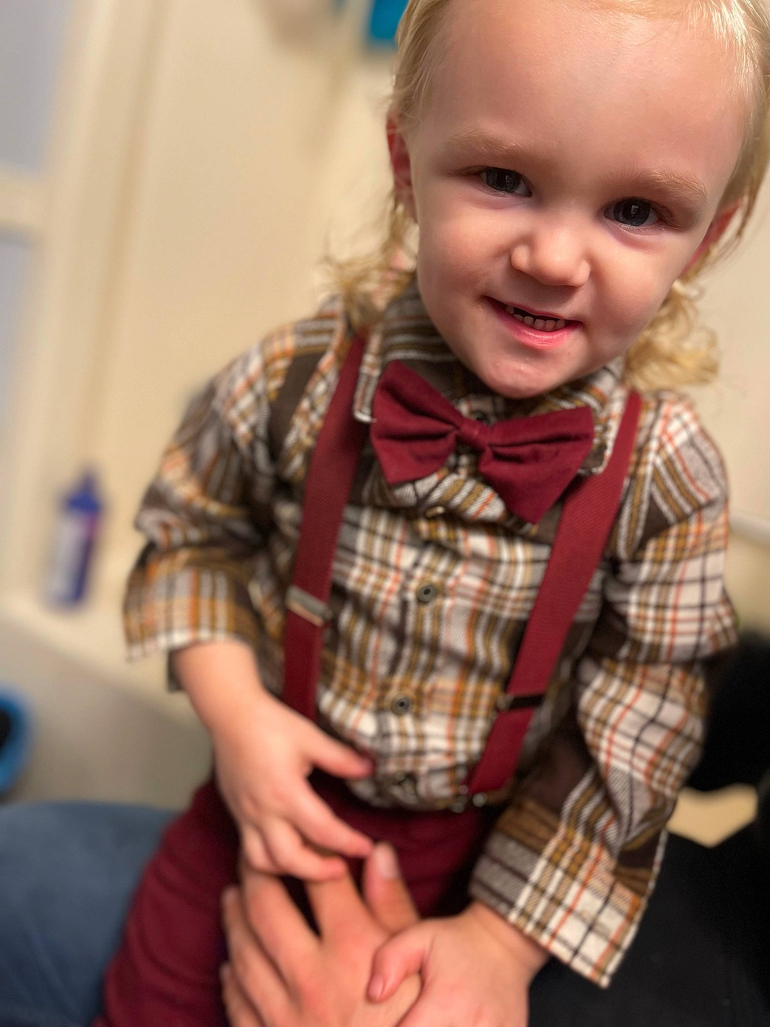 Westen is registered to the contest to win money with this photo: arm, baby, collar, dress, finger, hand, happy, human_body, jewellery, joy, lip, neck, pattern, person, plaid, scarf, skin, sleeve, smile, tartan
