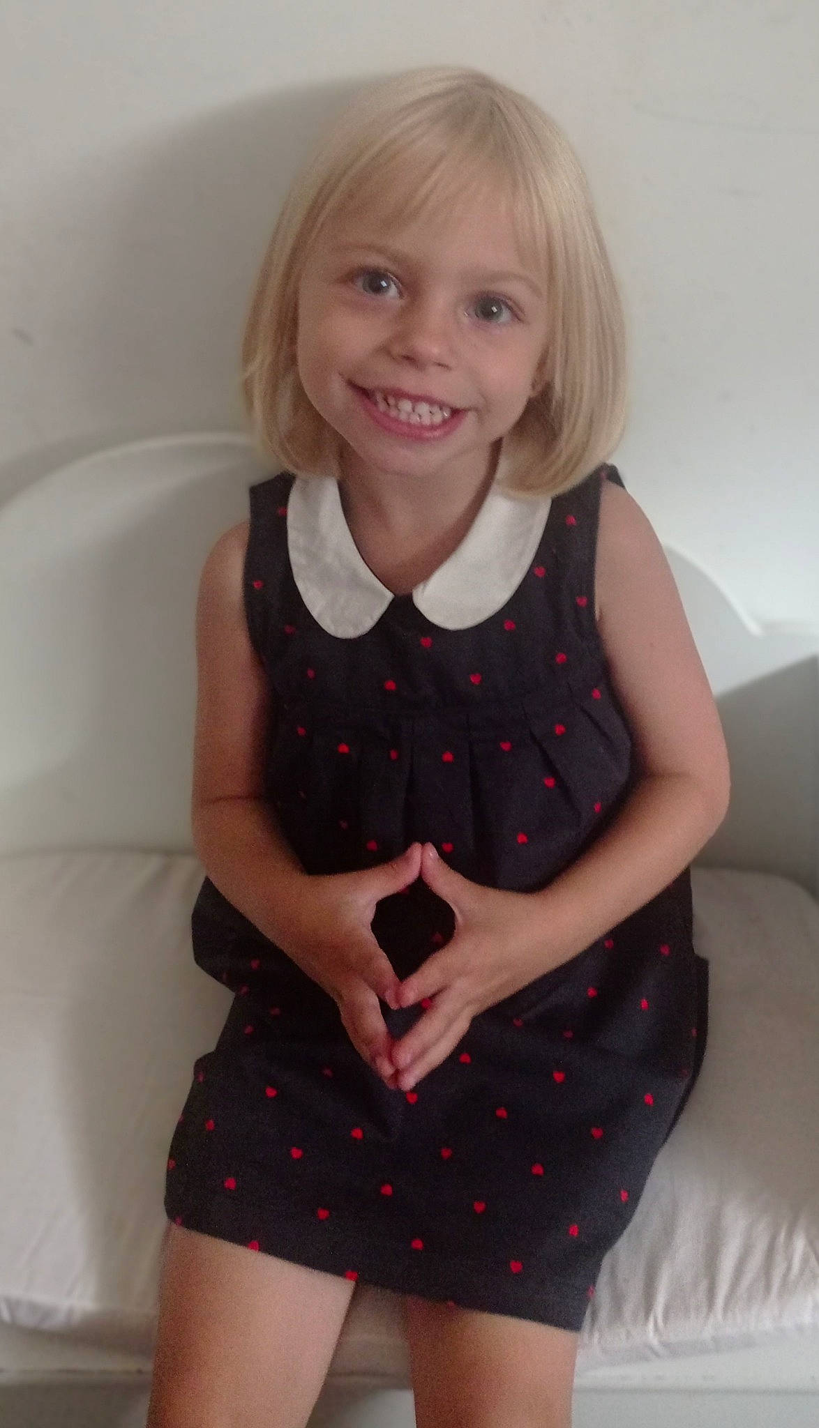 Inaya a rejoint le concours — aidez-le/la à gagner de superbes lots ! arm, baby_toddler_clothing, clothing, dress, face, facial_expression, hair, hairstyle, human_body, joint, joy, neck, one_piece_garment, organ, person, photograph, shoulder, skin, sleeve, smile