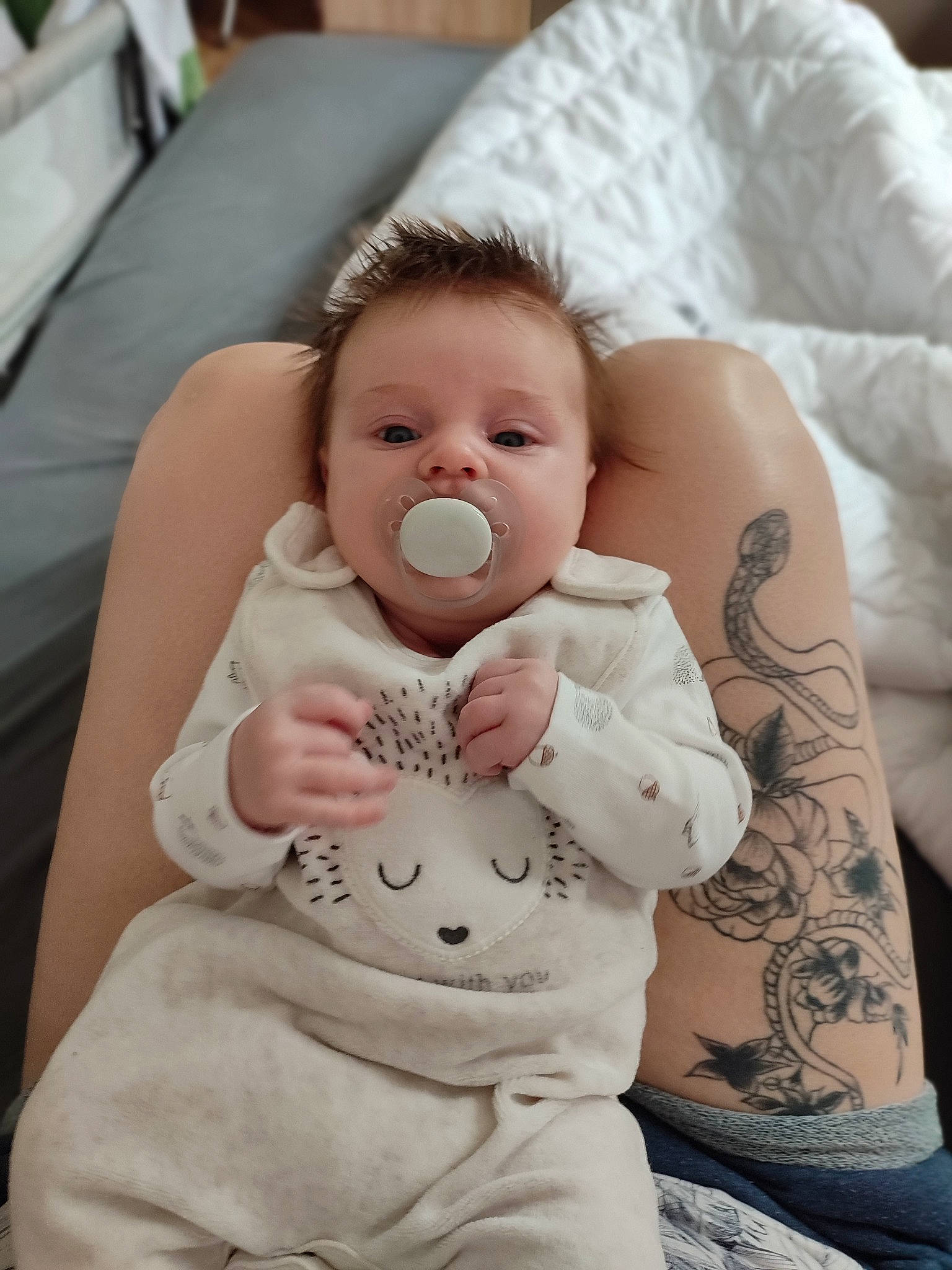 Eva participe au concours pour gagner de l'argent avec cette photo : abdomen, arm, baby, baby_toddler_clothing, beauty, cheek, child, comfort, eye, flash_photography, gesture, happy, head, lip, mouth, neck, person, skin, sleeve, toddler