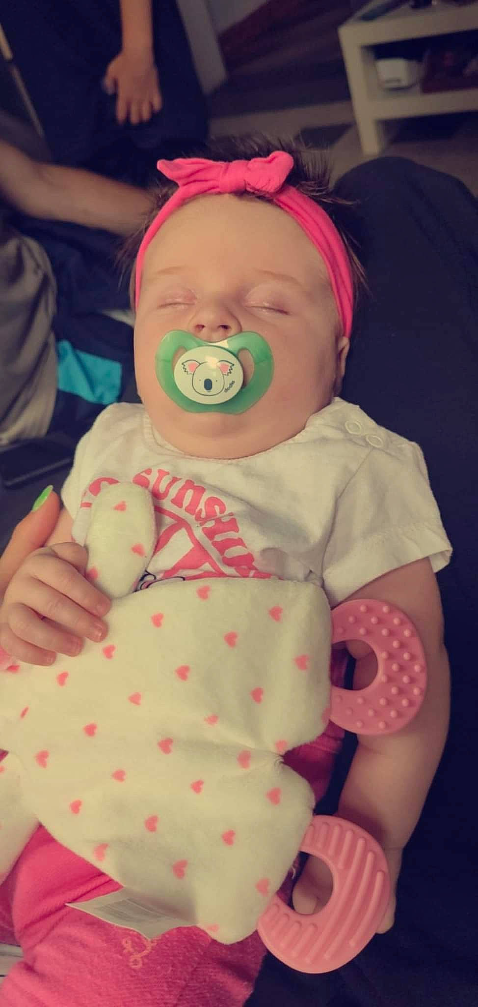 Eva participe au concours pour gagner de l'argent avec cette photo : arm, baby, baby_sleeping, baby_toddler_clothing, cheek, comfort, finger, head, human_body, lip, mouth, nose, organ, person, pink, product, red, skin, sleeve, toddler