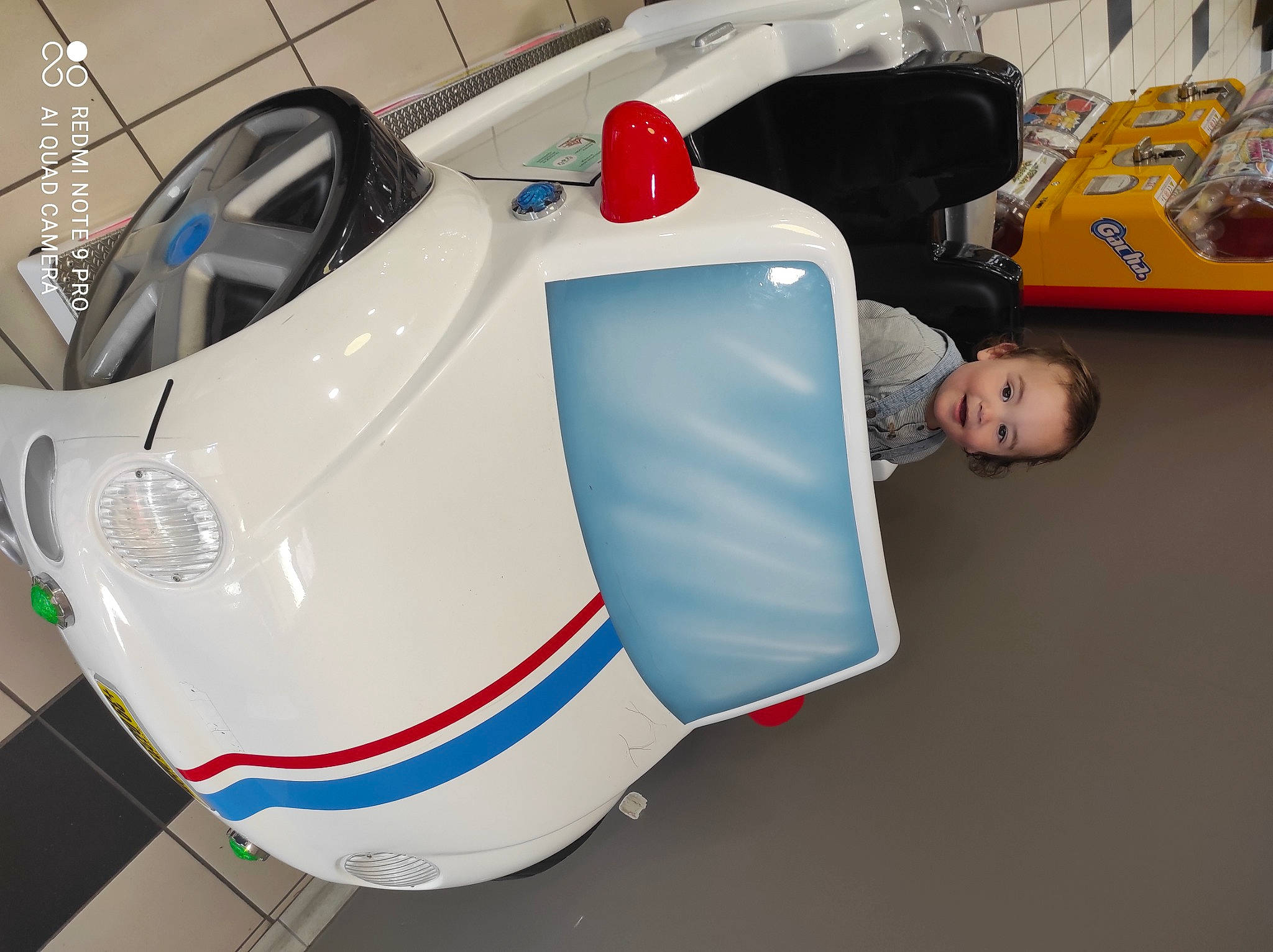 Eliot participe au concours pour gagner de l'argent avec cette photo : aerospace_engineering, automotive_design, automotive_exterior, automotive_lighting, bumper, carmine, electric_blue, event, fender, helmet, hood, joy, logo, luxury_vehicle, machine, motor_vehicle, person, personal_protective_equipment, recreation, windshield