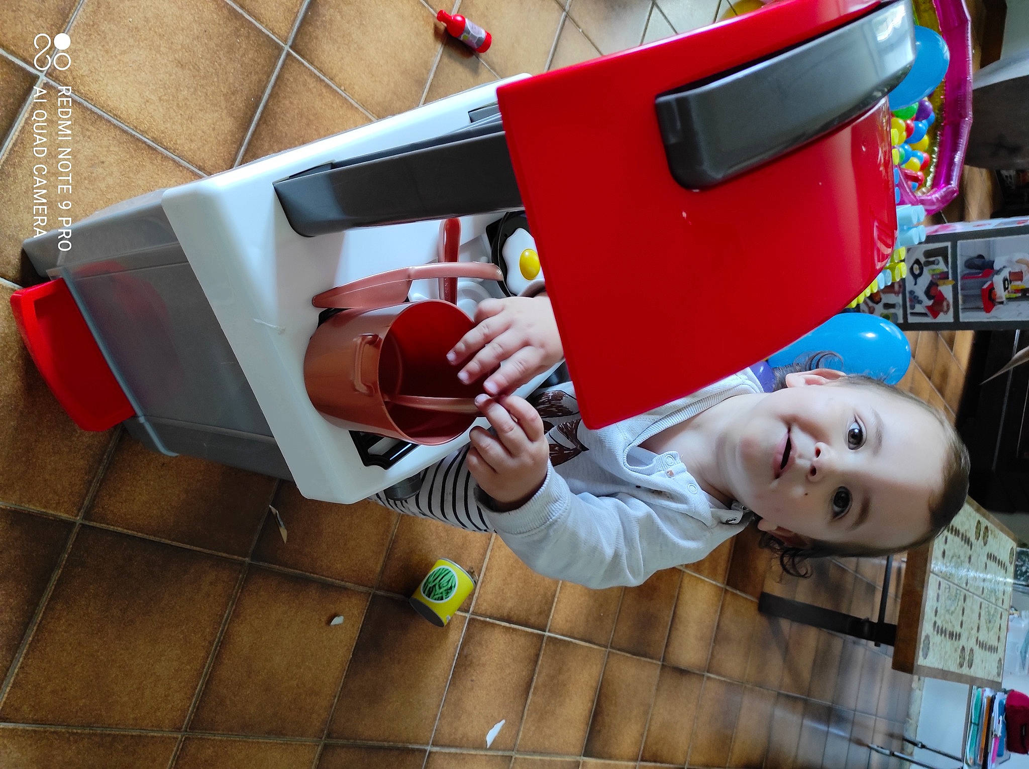 Eliot a rejoint le concours — aidez-le/la à gagner de superbes lots ! automotive_design, automotive_exterior, automotive_lighting, bumper, carmine, costume, eyewear, fictional_character, fun, human_leg, leisure, machine, motor_vehicle, orange, person, personal_protective_equipment, red, smile, tire, toddler