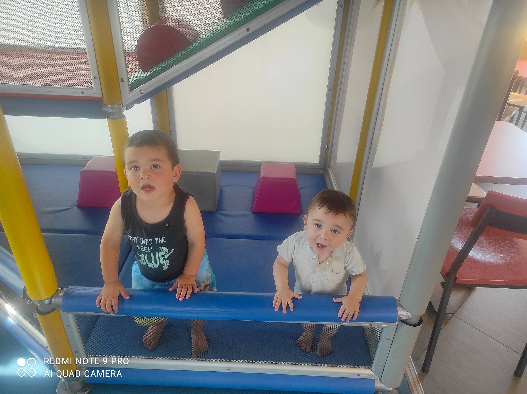 Eliot Et Jules participe au concours pour gagner de l'argent avec cette photo : baby, baby_toddler_clothing, child, comfort, electric_blue, flooring, fun, leisure, person, play, recreation, room, shorts, sitting, surprise, t_shirt, toddler, vacation