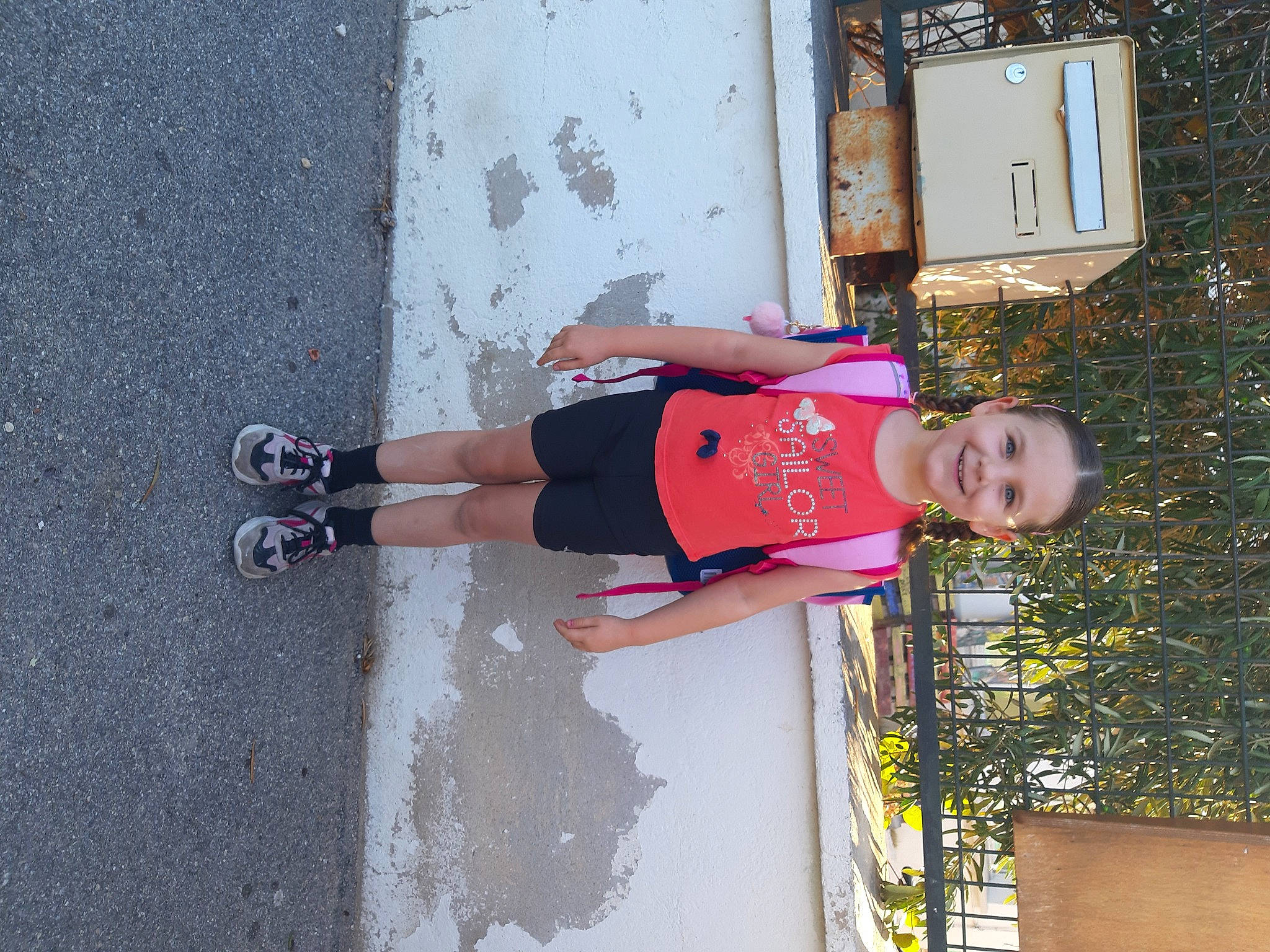 Augustine participe au concours pour gagner de l'argent avec cette photo : asphalt, calf, concrete, elbow, facade, fun, human_leg, joy, leisure, magenta, person, plant, shorts, sidewalk, smile, street_fashion, t_shirt, thigh, toddler, tree