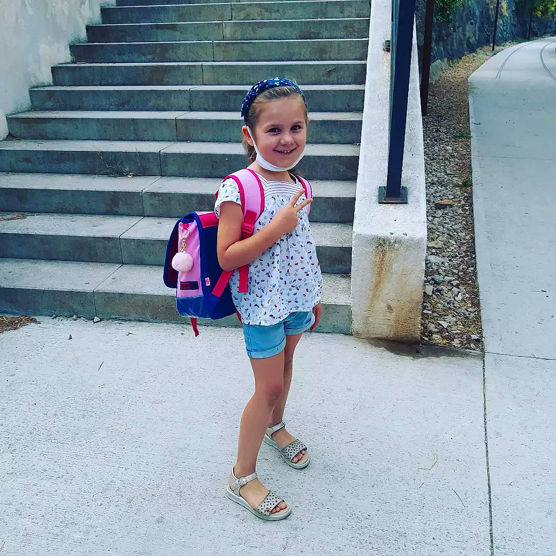 Augustine a rejoint le concours — aidez-le/la à gagner de superbes lots ! azure, bag, child, cool, electric_blue, happy, human_leg, joy, leisure, pattern, person, photograph, plant, sleeve, stairs, standing, street_fashion, t_shirt, thigh, toddler