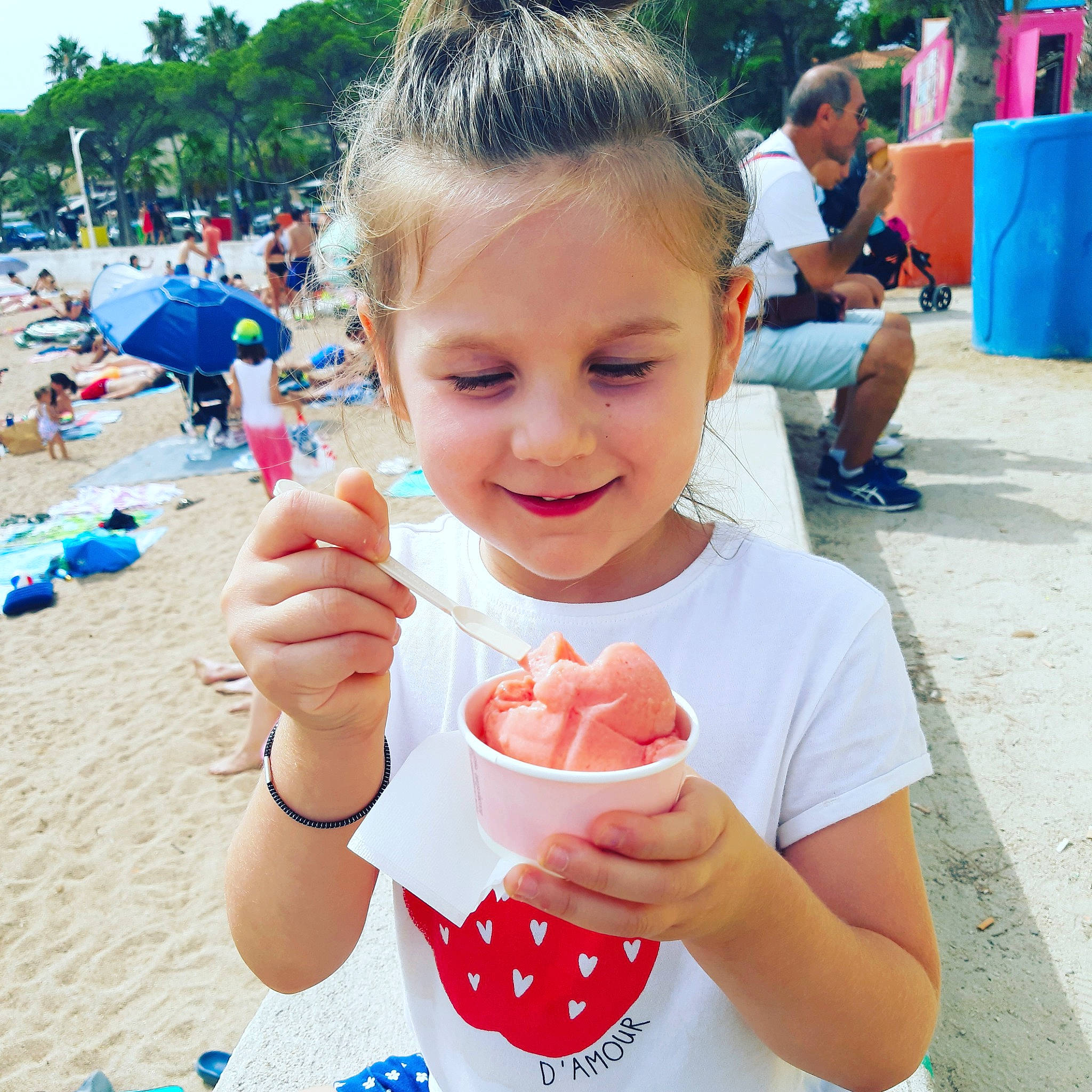 Augustine a rejoint le concours — aidez-le/la à gagner de superbes lots ! child, cuisine, event, finger, food, frozen_dessert, fun, hand, happy, ice_cream, joy, leisure, person, photograph, recreation, sky, smile, snapshot, summer, sweetness