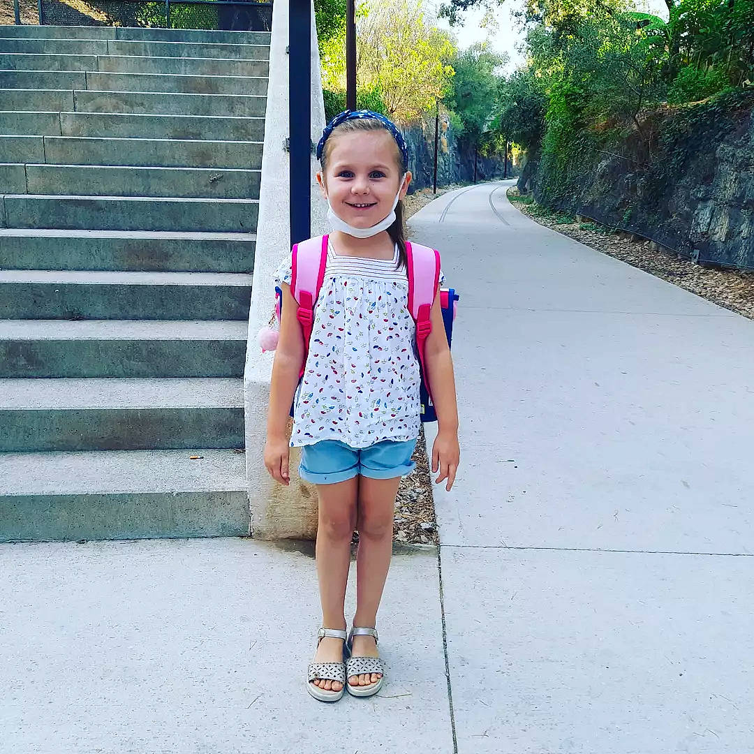 Augustine a rejoint le concours — aidez-le/la à gagner de superbes lots ! asphalt, cool, denim, happy, joy, leisure, line, magenta, person, pink, plant, recreation, shoulder, sleeve, smile, stairs, street_fashion, t_shirt, toddler, travel