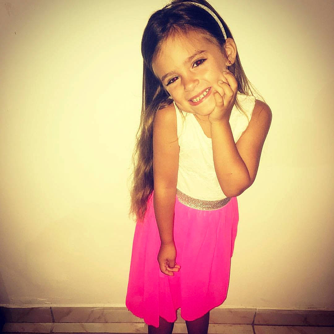 Lehanna participe au concours pour gagner de l'argent avec cette photo : beauty, brown_hair, child, child_model, facial_expression, fun, girl, hair, hairstyle, happiness, human_hair_color, joint, joy, leg, long_hair, person, photo_shoot, pink, shoulder, skin