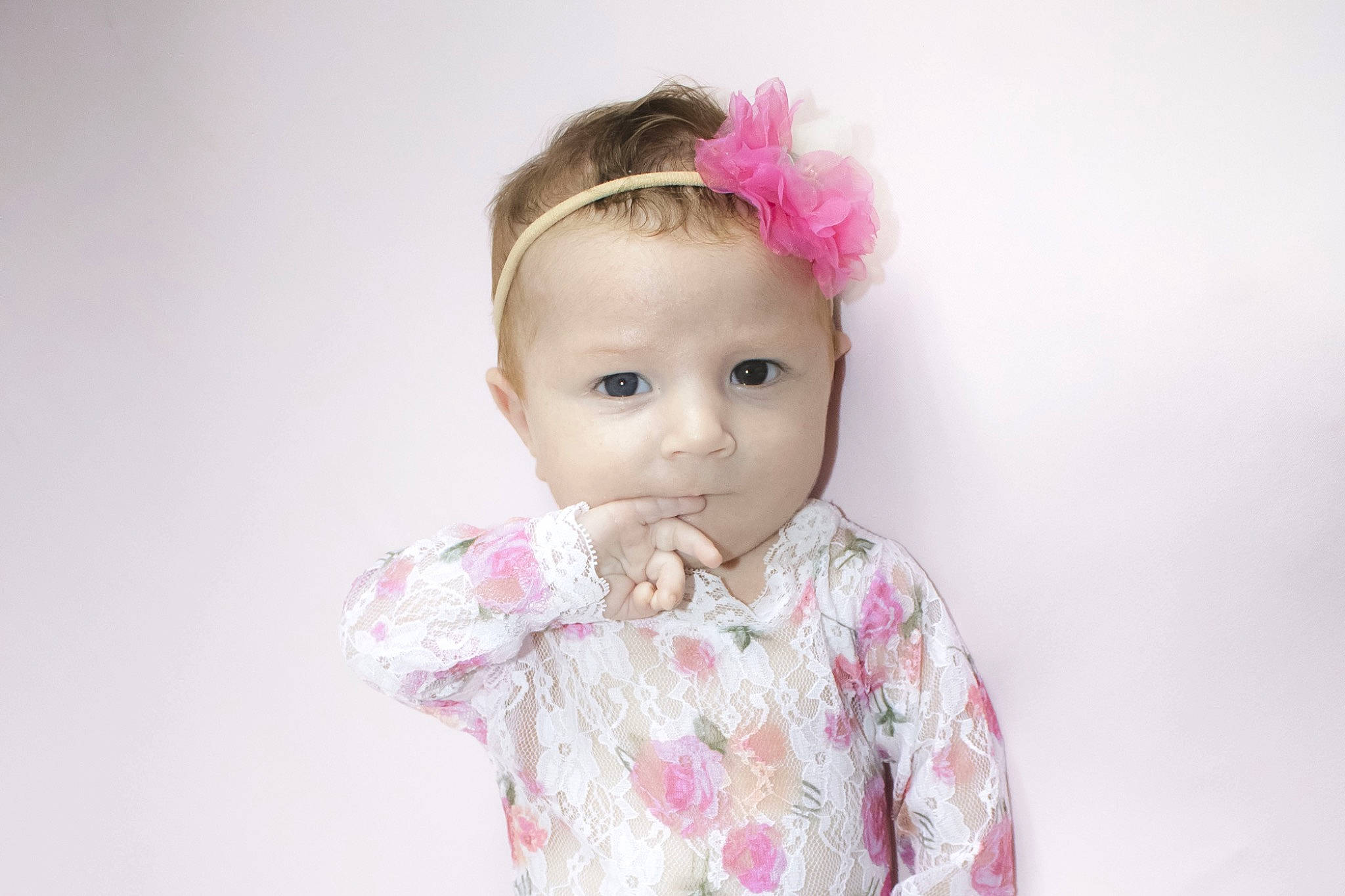 Iris a rejoint le concours — aidez-le/la à gagner de superbes lots ! baby, baby_toddler_clothing, cheek, child, clothing, costume, ear, eyelash, fashion_accessory, hair, hair_accessory, happy, headband, headpiece, magenta, pattern, person, pink, portrait_photography, sleeve