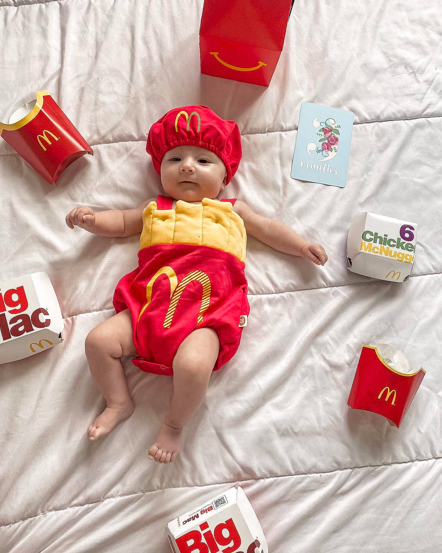 Iris participe au concours pour gagner de l'argent avec cette photo : baby, baby_toddler_clothing, bedding, carmine, child, comfort, costume_hat, event, fictional_character, fun, happy, headwear, linens, logo, person, red, room, sleeve, t_shirt, textile