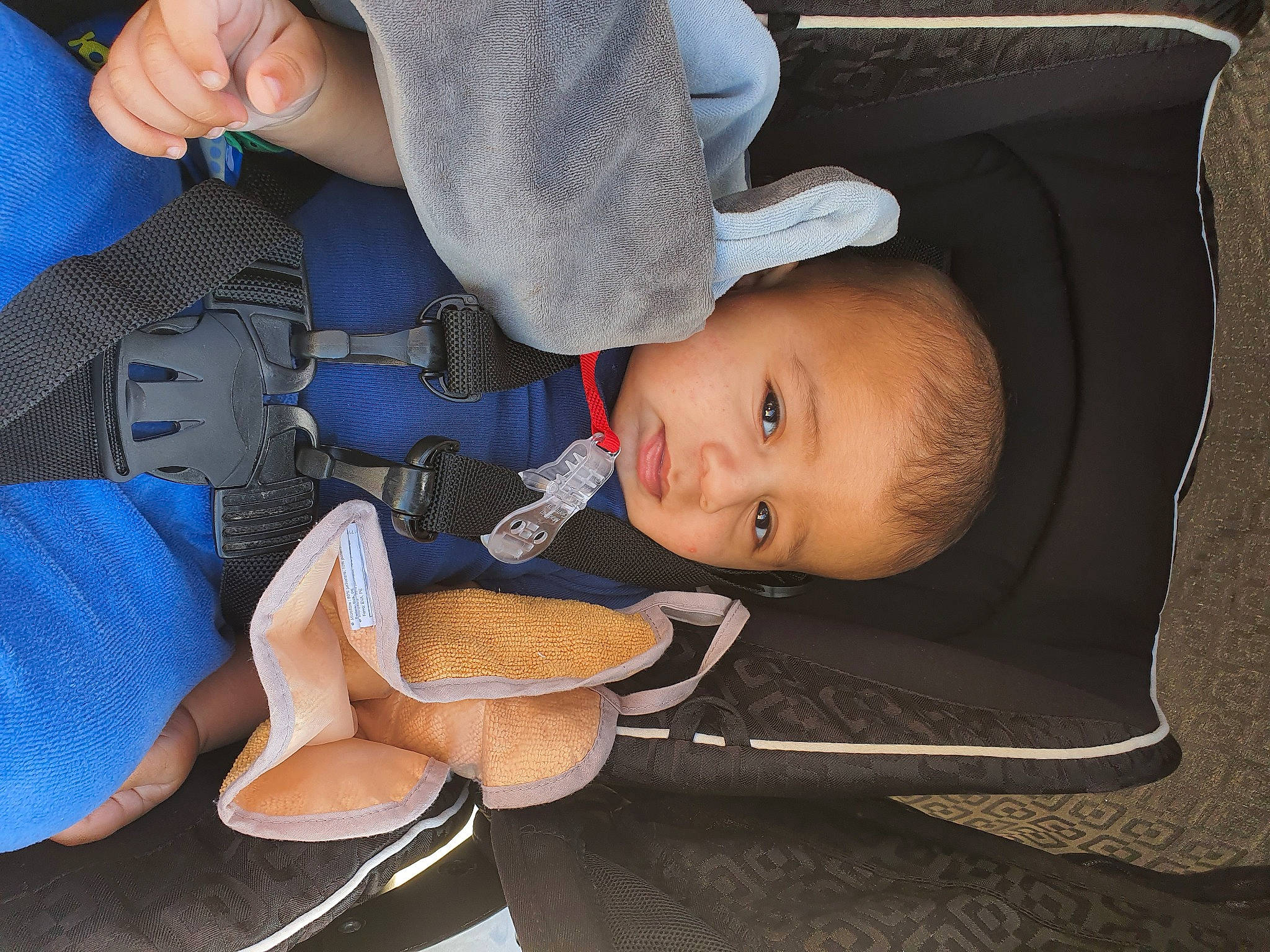 Brahim a rejoint le concours — aidez-le/la à gagner de superbes lots ! car_seat, child, person