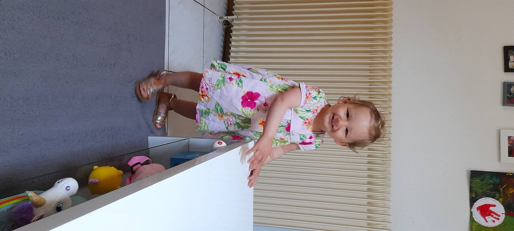 Félicia participe au concours pour gagner de l'argent avec cette photo : baby, baby_products, baby_toddler_clothing, child, fun, happy, joy, magenta, pattern, person, pink, room, sitting, sleeve, smile, sock, thigh, toddler