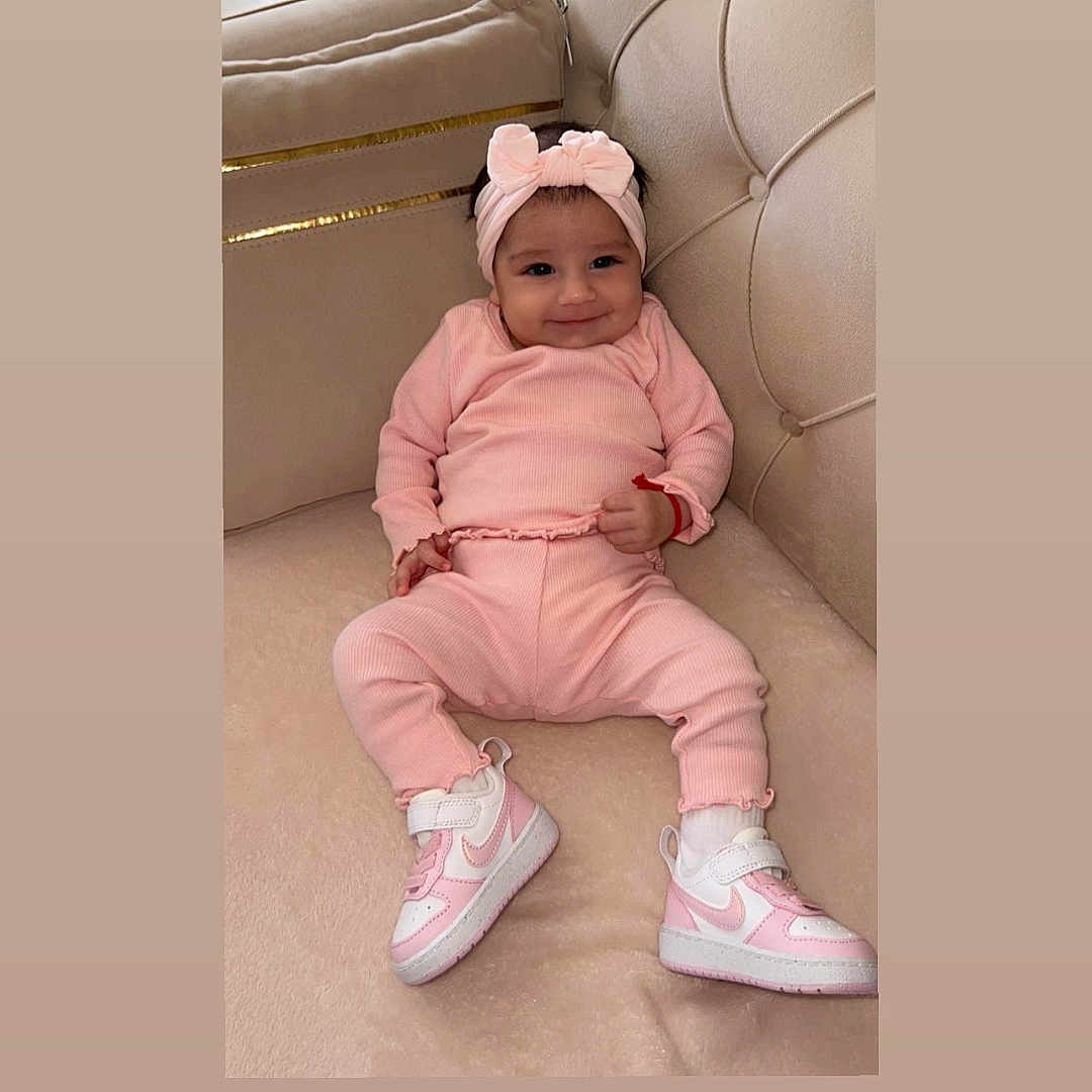 Sofija a rejoint le concours — aidez-le/la à gagner de superbes lots ! baby, beige, bow, casual, child, couch, cozy, cute, footwear, happy, headband, indoor, infant, nike, pink_clothing, plush, portrait, seated, smile, sneakers