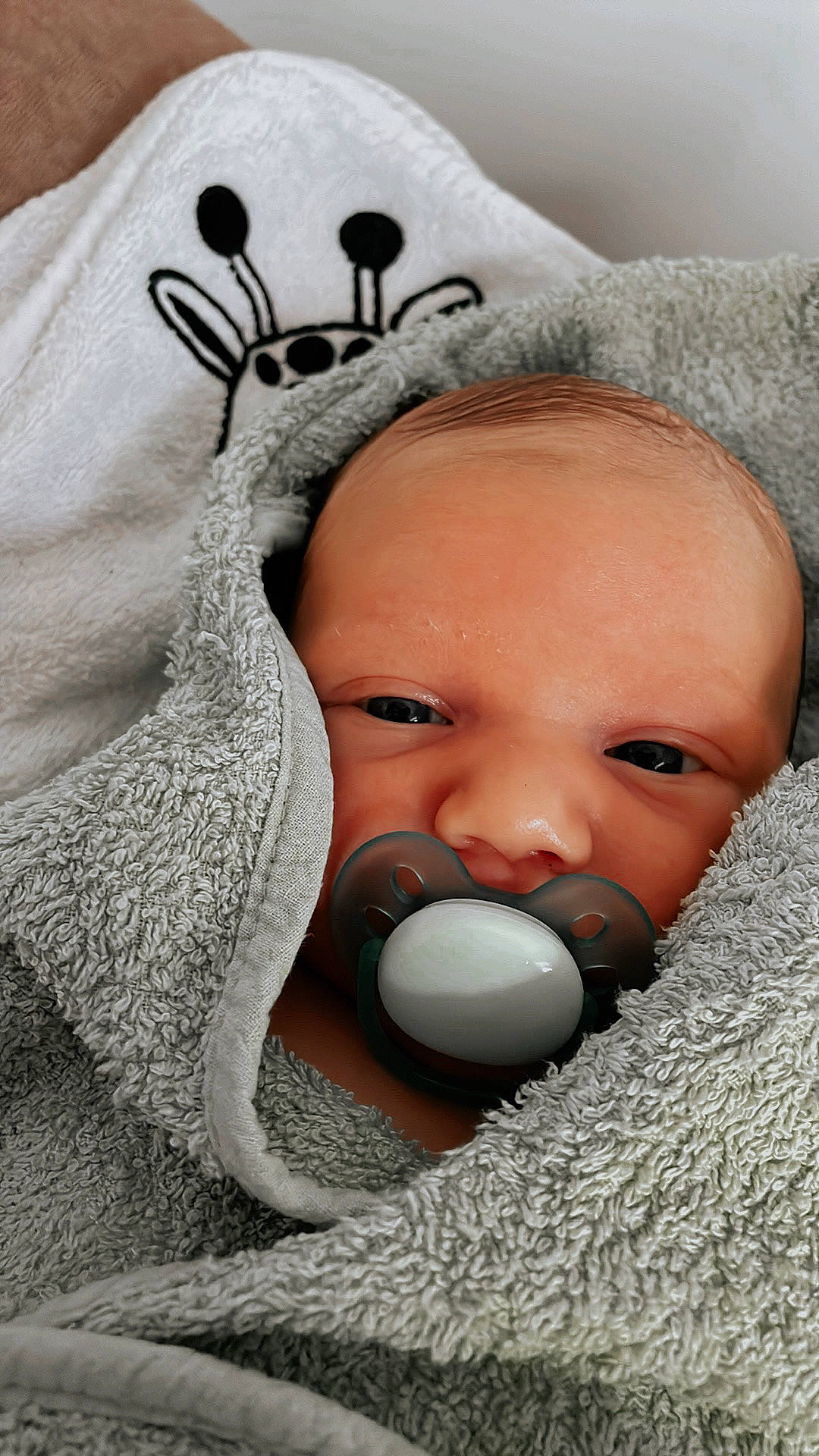 Aïdenn a rejoint le concours — aidez-le/la à gagner de superbes lots ! audio_equipment, baby, baby_toddler_clothing, black, child, comfort, ear, eye, eyelash, finger, grey, happy, head, linens, nose, organ, person, skin, sleeve, toddler