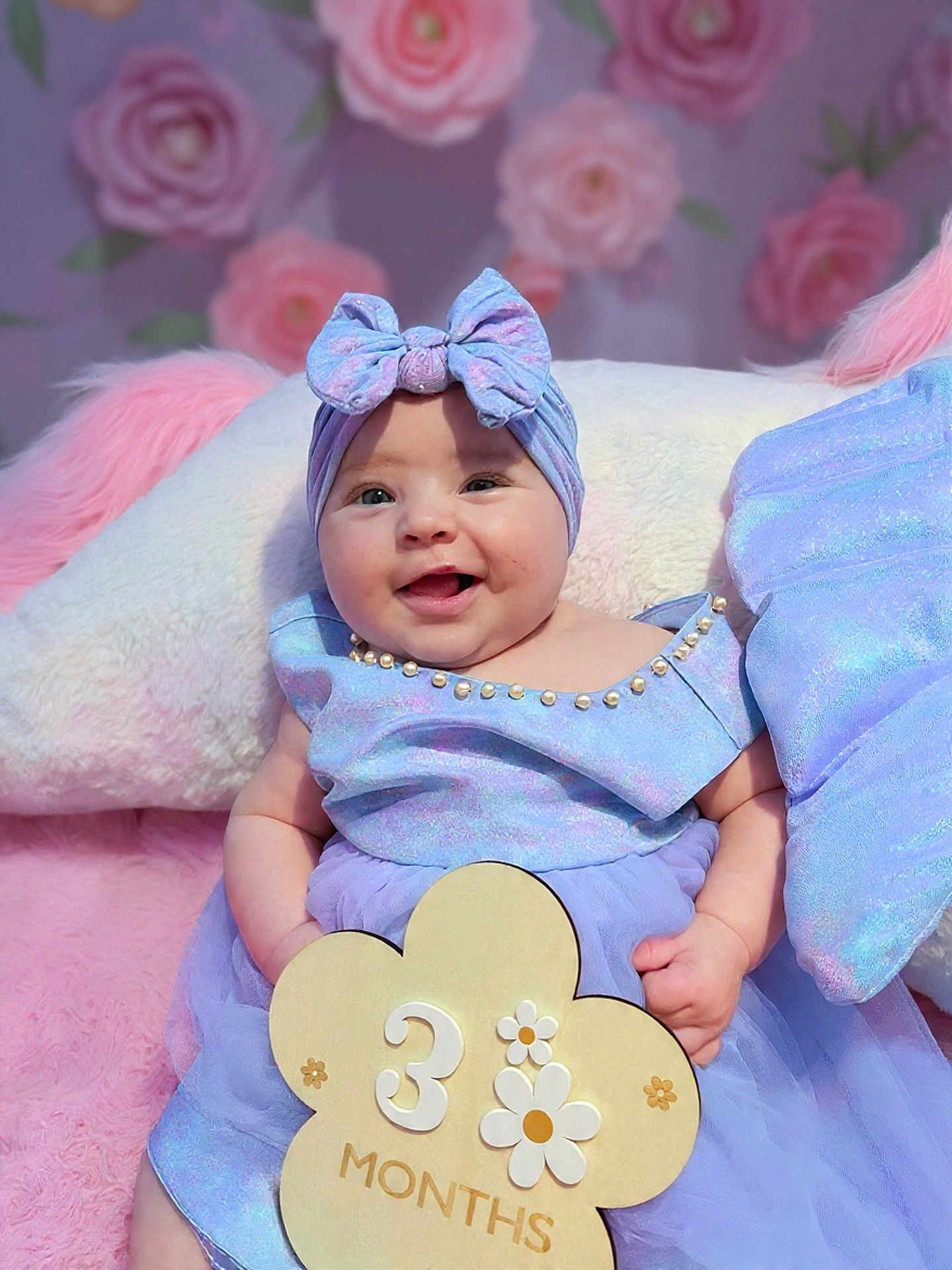 Haïly participe au concours pour gagner de l'argent avec cette photo : baby, infant, smiling, headband, dress, purple, flower, sign, 3_months, cute, portrait, indoor, soft_texture, pink, background, child, happy, sitting, young, celebration