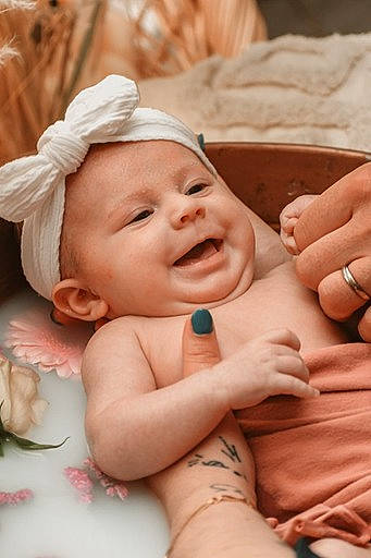 Orlane participe au concours pour gagner de l'argent avec cette photo : baby, baby_laughing, baby_toddler_clothing, cheek, child, chin, close_up, comfort, event, face, finger, fun, gesture, happy, head, headwear, nail, person, skin, smile