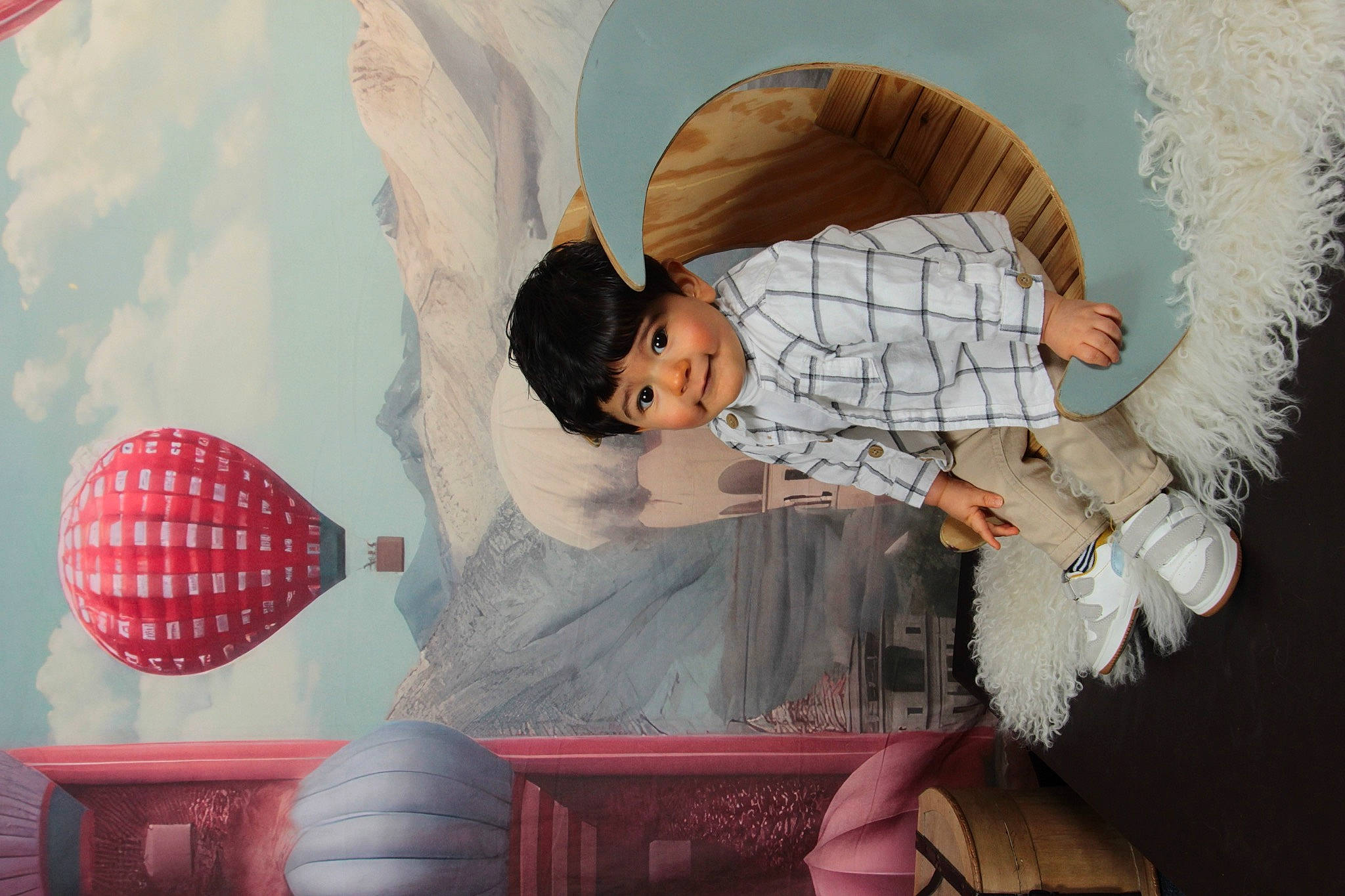 Alessio participe au concours pour gagner de l'argent avec cette photo : bridal_accessory, bridal_clothing, child, dress, event, fashion, fashion_accessory, fashion_design, fun, happy, headpiece, joy, leisure, magenta, pattern, person, recreation, room, tradition, wedding_dress