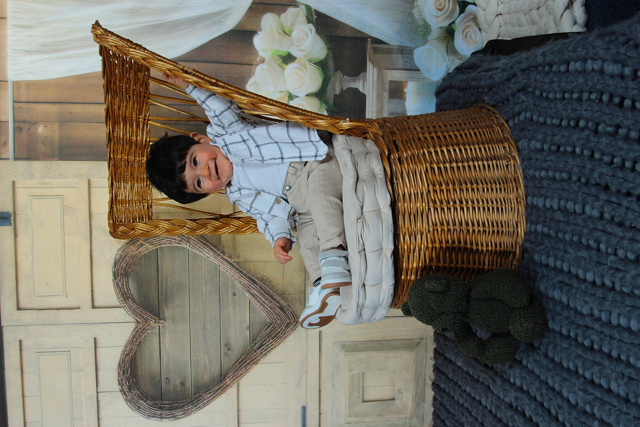 Alessio a rejoint le concours — aidez-le/la à gagner de superbes lots ! comfort, door, fashion_accessory, hardwood, hat, joy, pattern, person, room, sitting, stairs, visual_arts, window, wood