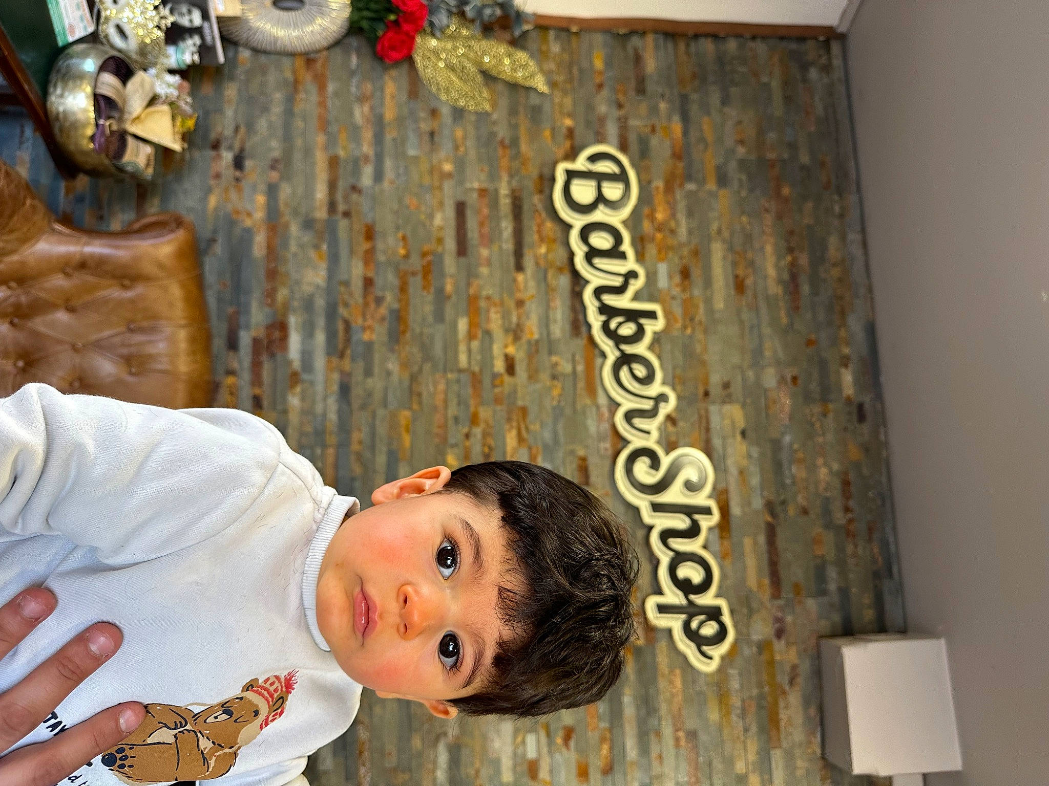 Alessio a rejoint le concours — aidez-le/la à gagner de superbes lots ! art, baby, baby_toddler_clothing, child, door, font, happy, person, room, toddler, visual_arts, window, wood, world