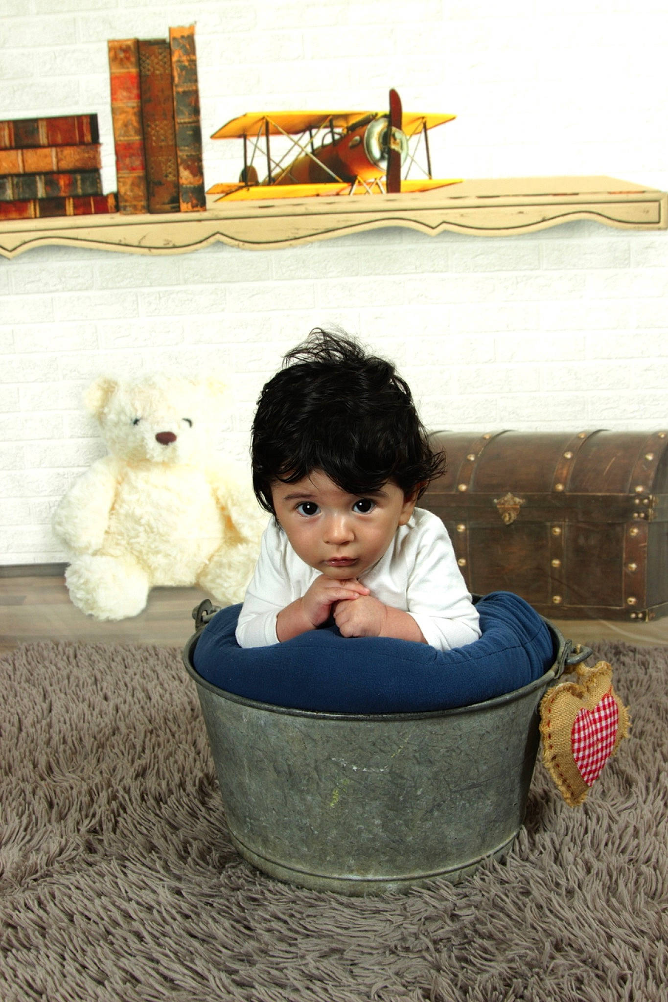 Alessio participe au concours pour gagner de l'argent avec cette photo : baby, baby_products, baby_toddler_clothing, basket, child, companion_dog, flooring, fun, fur, grass, happy, leisure, people_in_nature, person, play, sitting, teddy_bear, toddler, toy, wood