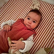 Mahaut participe au concours pour gagner de l'argent avec cette photo : baby, child, infant, stuffed_animal, toy, striped_bed, mattress, bunny_toy, cozy_clothing, portrait, indoor, cute, sleeping_area, hand, face, young_child, soft_toy, lying_down, bed, comfort