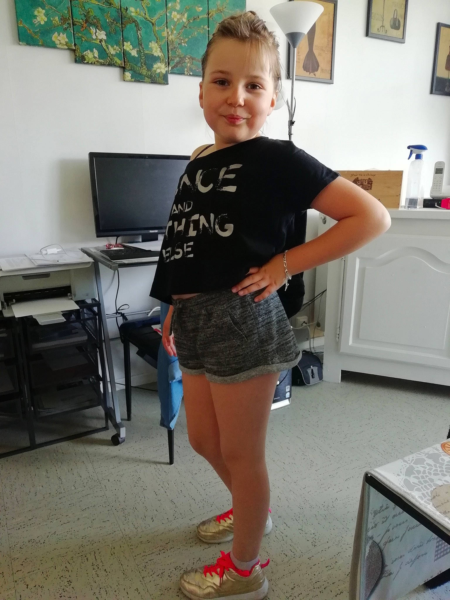 Justine participe au concours pour gagner de l'argent avec cette photo : abdomen, clothing, day, fashion_accessory, footwear, fun, girl, human_leg, joint, leg, miniskirt, muscle, person, shoe, shorts, shoulder, standing, t_shirt, thigh, tights