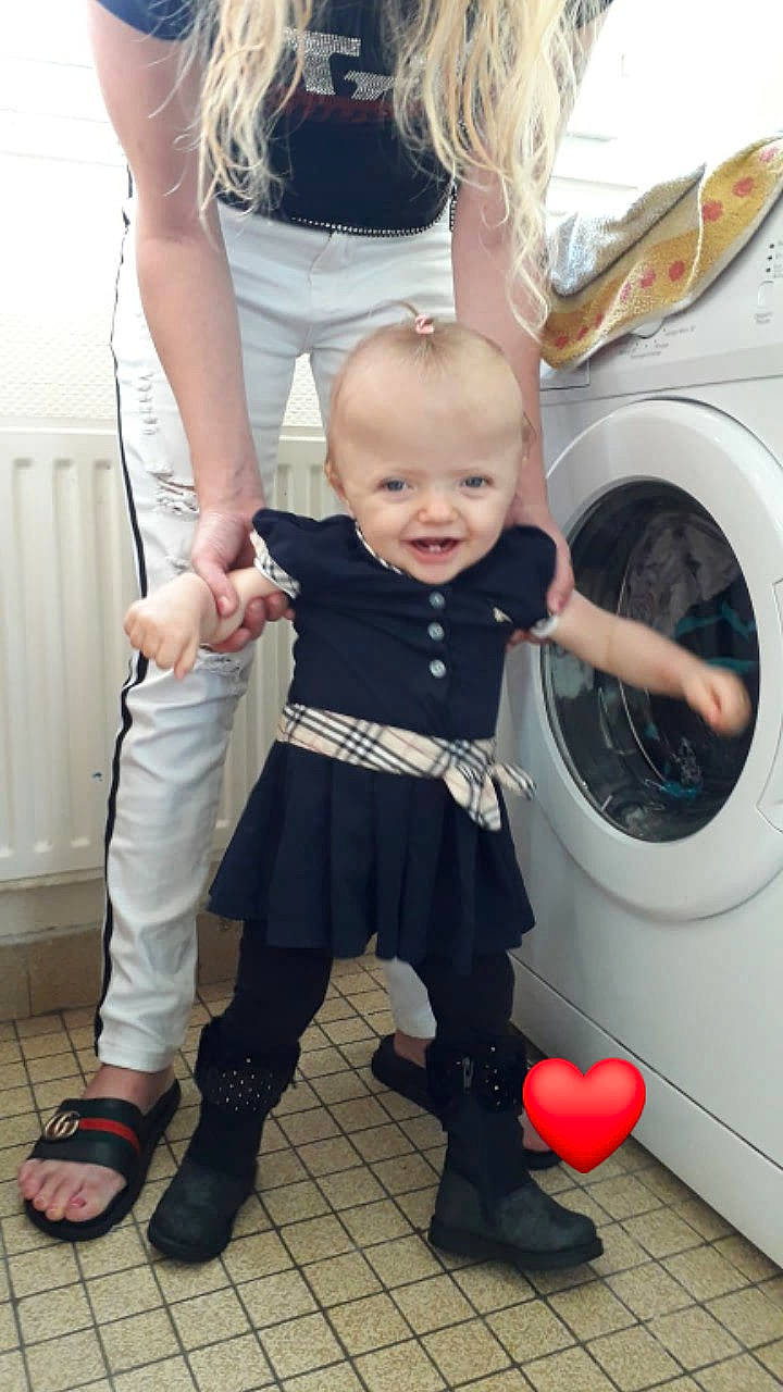 Louna a rejoint le concours — aidez-le/la à gagner de superbes lots ! arm, baby, blond, child, daughter, footwear, joy, leg, person, shoe, skin, toddler