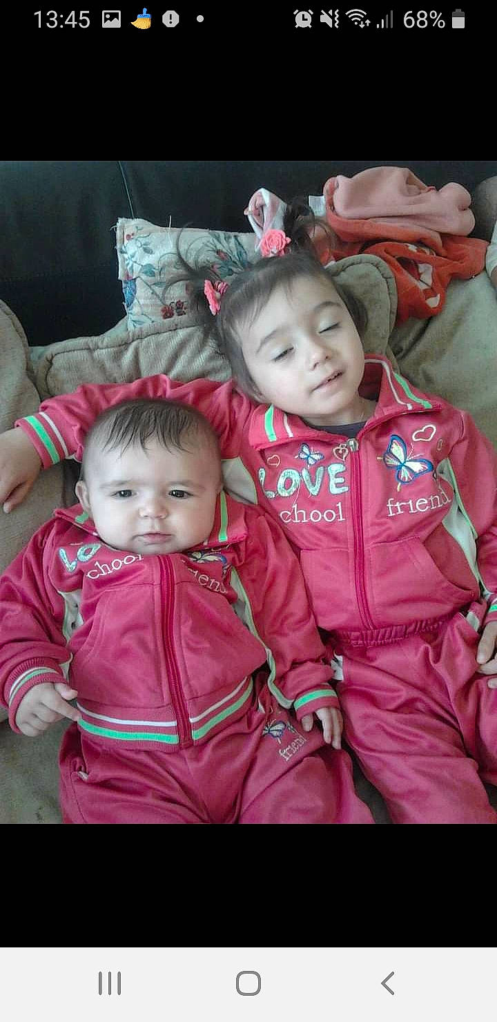 Noemy participe au concours pour gagner de l'argent avec cette photo : baby, baby_products, baby_toddler_clothing, cheek, child, couch, event, facial_expression, fun, happy, linens, magenta, person, pink, product, room, sitting, skin, sleeve, smile