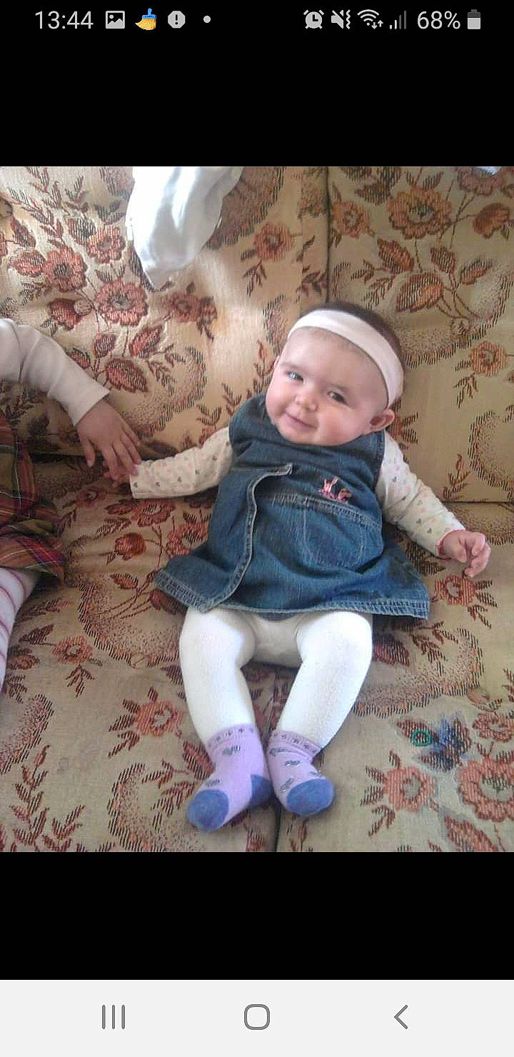 Noemy participe au concours pour gagner de l'argent avec cette photo : baby, baby_toddler_clothing, cheek, child, comfort, eye, happy, human_leg, iris, pattern, person, pink, purple, sitting, skin, sleeve, smile, sock, t_shirt, toddler