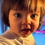 Elya a rejoint le concours — aidez-le/la à gagner de superbes lots ! child, toddler, close_up, face, eyes, hair, curious, expression, warm_light, skin, indoor, portrait, young, cute, person, white_shirt, innocence, soft_light, head, mouth