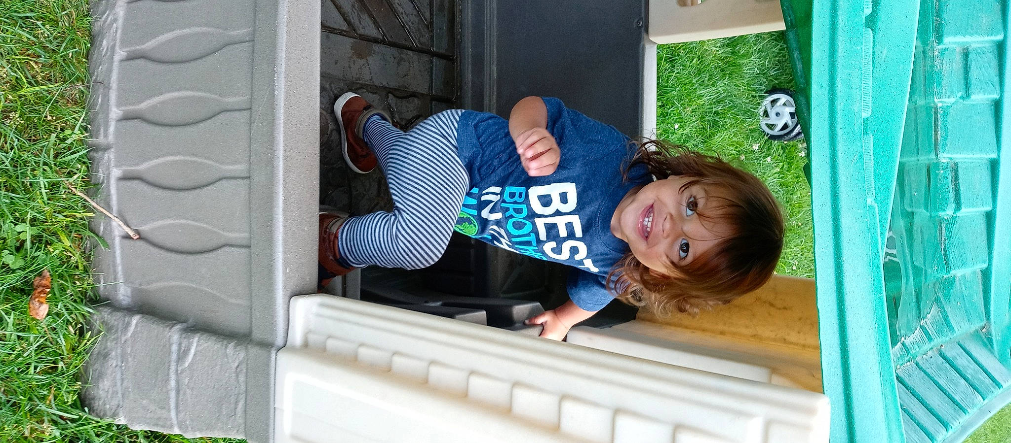 Vicente is registered to the contest to win money with this photo: baby_toddler_clothing, child, electric_blue, fun, happy, joy, leisure, person, play, sitting, smile, t_shirt, toddler, vacation, wood