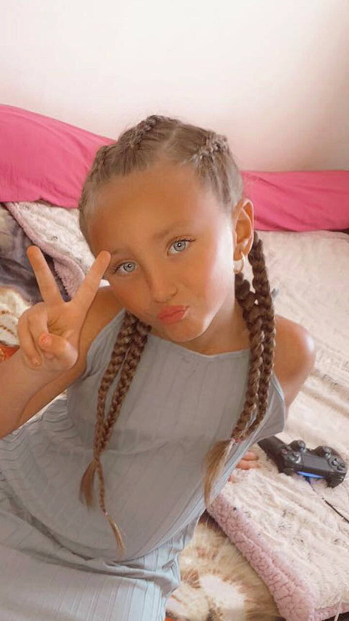 Ines participe au concours pour gagner de l'argent avec cette photo : blond, comfort, elbow, eye, eyelash, fawn, finger, gesture, hand, happy, head, human_body, iris, lip, neck, person, skin, sleeve, smile, thumb