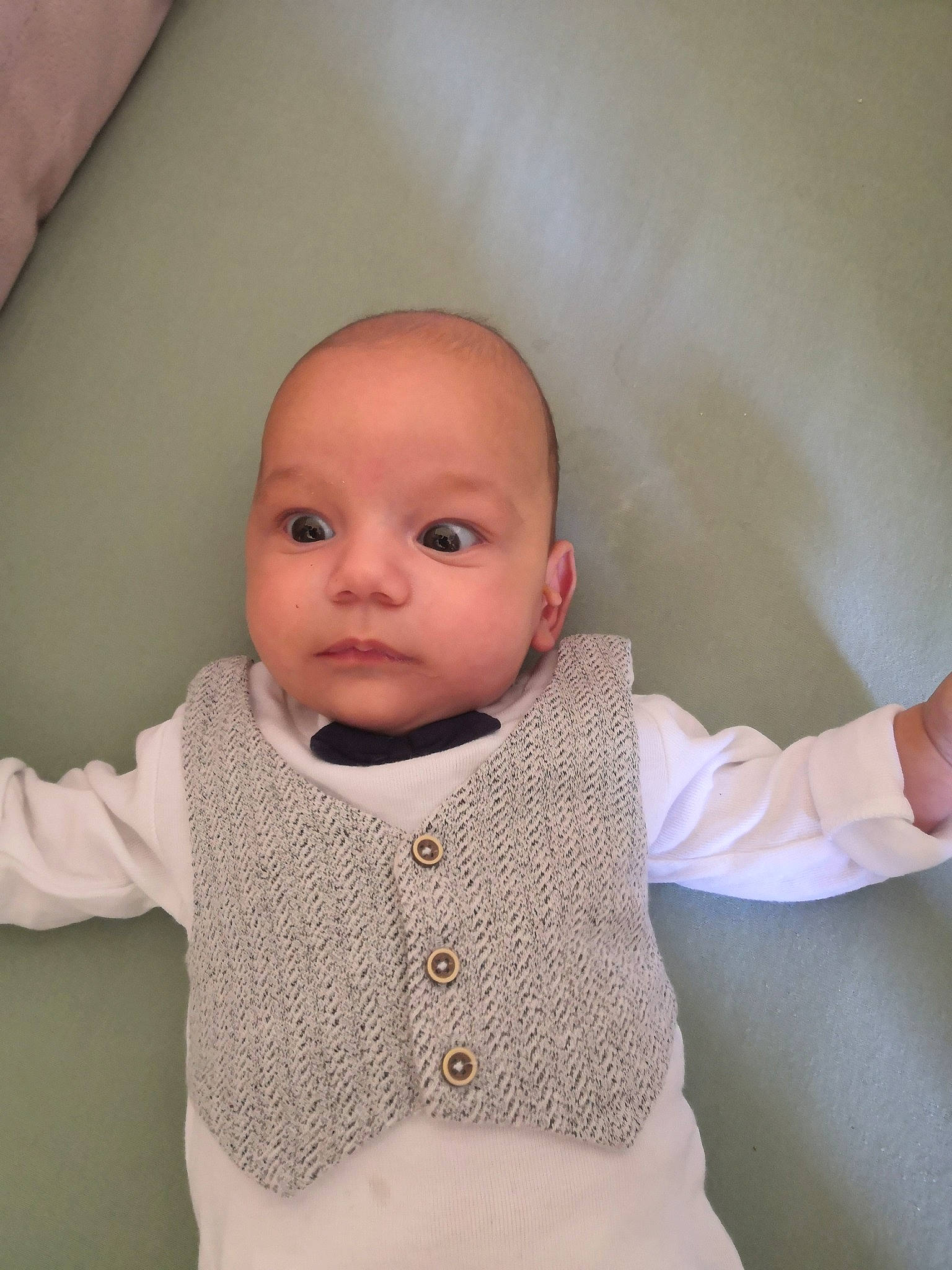 Kévin participe au concours pour gagner de l'argent avec cette photo : baby, baby_toddler_clothing, cheek, chin, collar, comfort, doll, eye, eyelash, face, joint, lip, neck, nose, outerwear, person, pink, skin, sleeve, wool