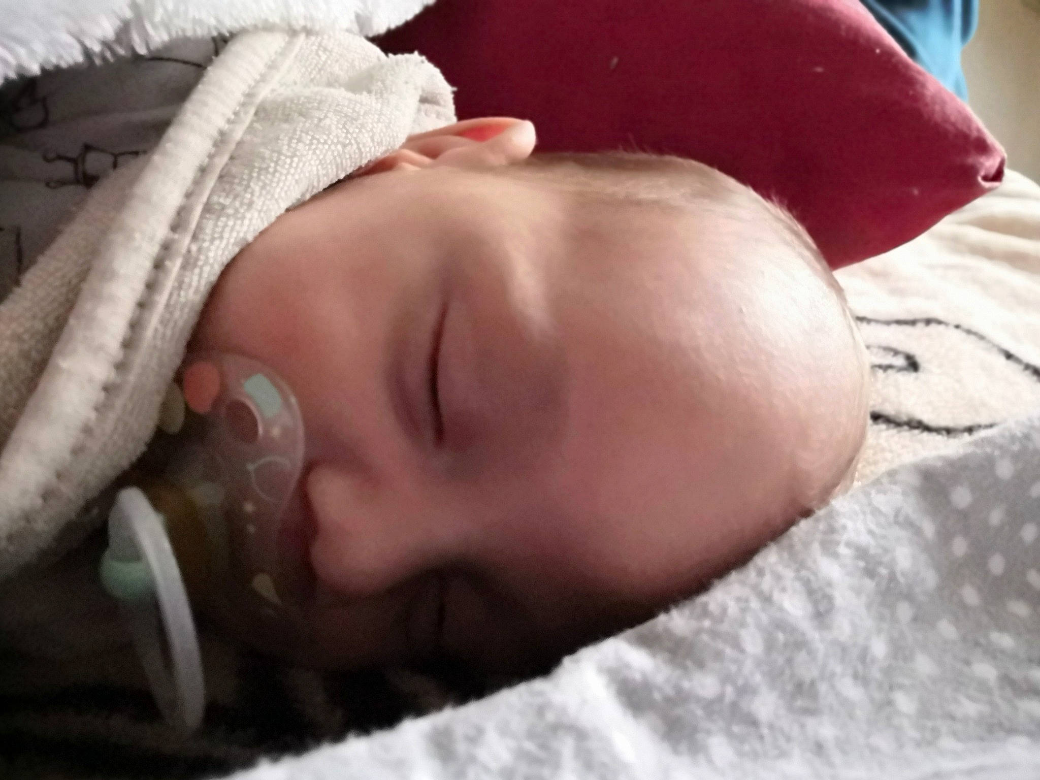 Kévin participe au concours pour gagner de l'argent avec cette photo : baby, cheek, chin, comfort, eye, eyebrow, eyelash, finger, forehead, happy, head, human, lip, mammal, mouth, nose, person, skin, smile, textile