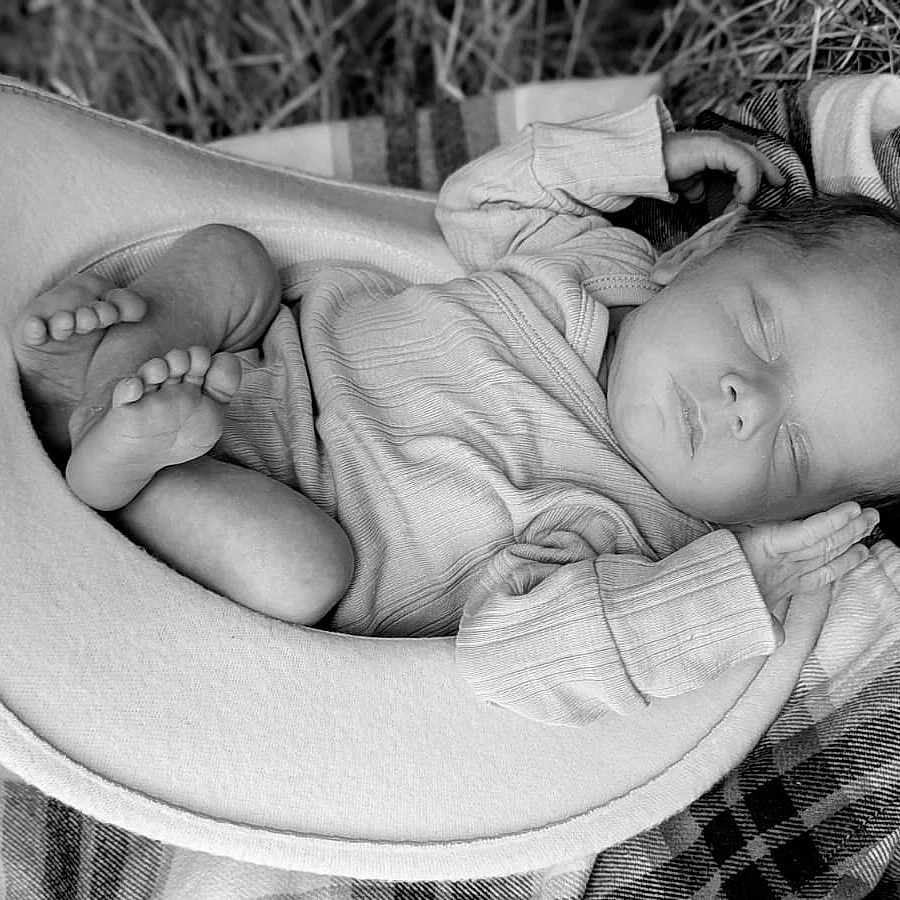 Sacha participe au concours pour gagner de l'argent avec cette photo : baby, black_and_white, blanket, calm, child, cozy, cute, grass, hands, infant, newborn, outdoor, peaceful, pillow, plaid, portrait, resting, sleeping, small_feet, soft_light