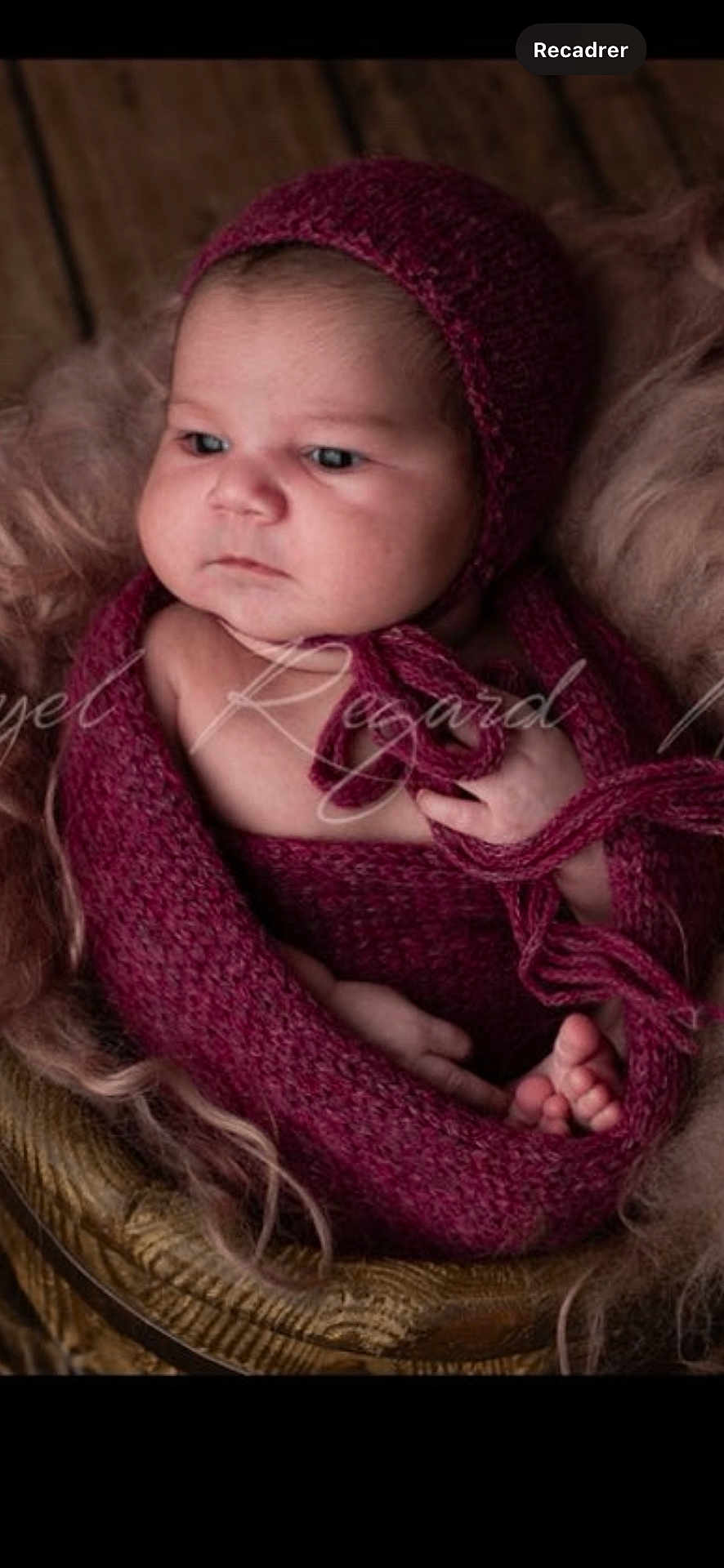 Jasmine Beneddine a rejoint le concours — aidez-le/la à gagner de superbes lots ! baby, infant, newborn, knitwear, bonnet, wrapped, cozy, portrait, soft_texture, wood_background, cute, child, sleepy, warm, hands, feet, closeup, studio_photo, peaceful, resting