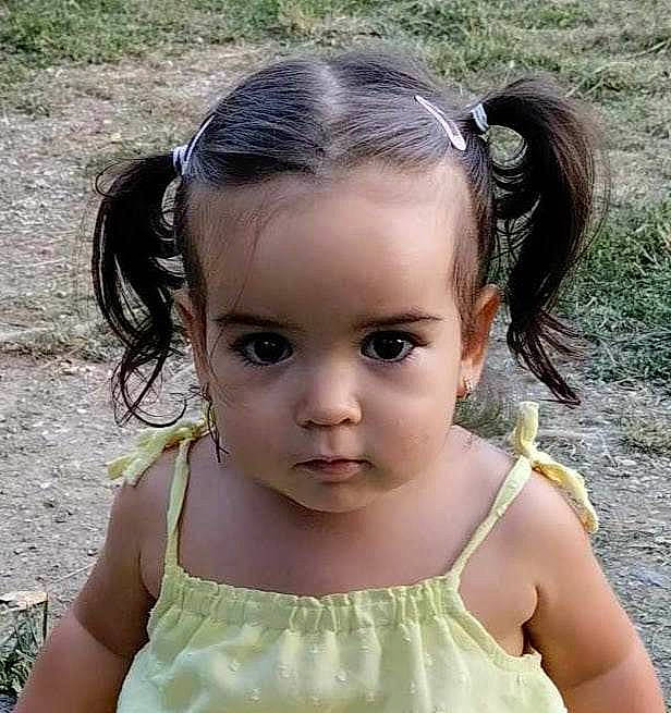 Kinga participe au concours pour gagner de l'argent avec cette photo : active_tank, cheek, chin, cool, ear, eye, eyebrow, eyelash, grass, green, hair, happy, iris, lip, neck, nose, organ, person, photograph, skin