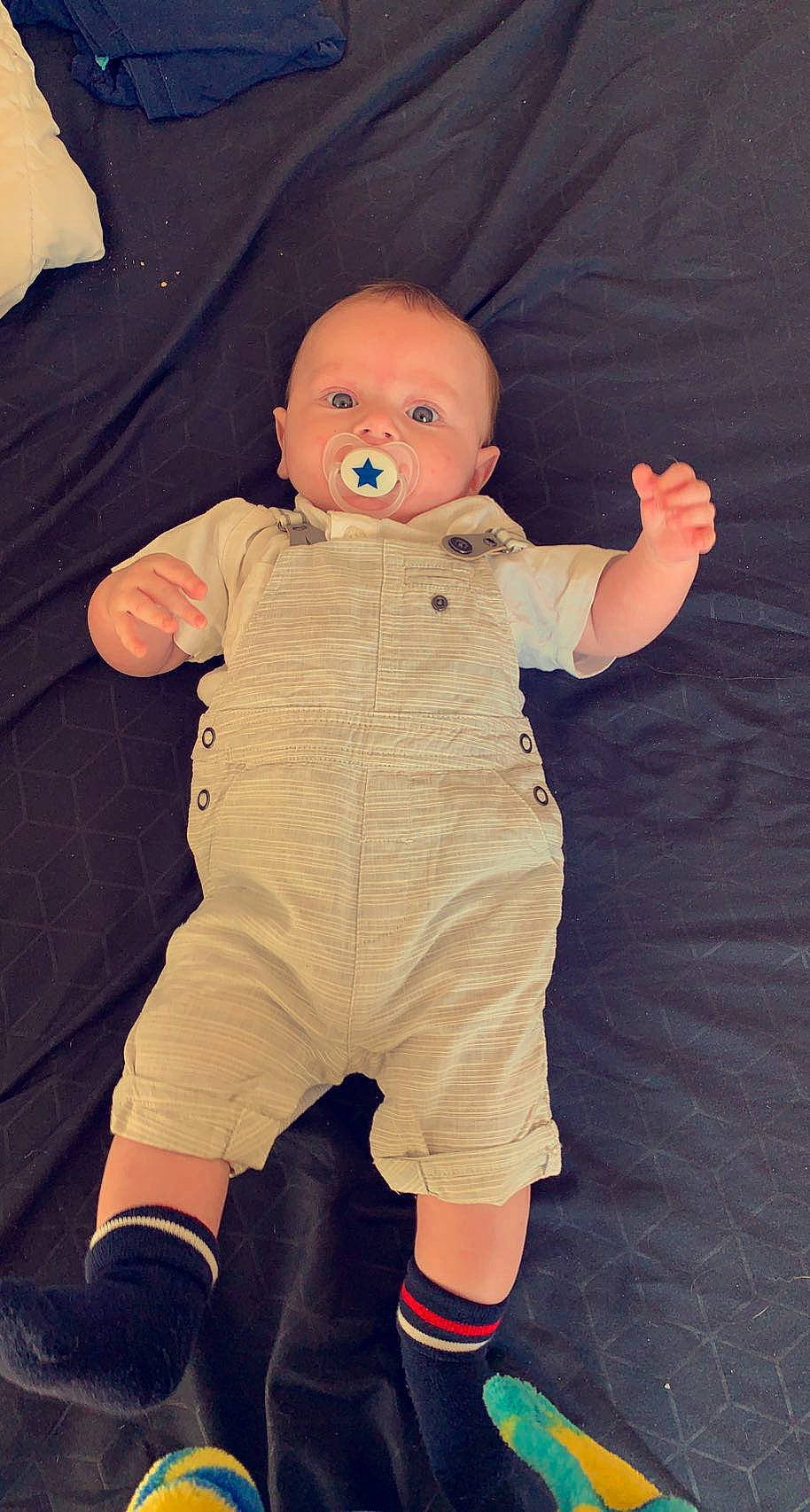 Nolan participe au concours pour gagner de l'argent avec cette photo : baby, baby_products, baby_toddler_clothing, cheek, child, fashion_design, finger, flooring, fun, gesture, happy, human_body, linens, nose, peach, person, skin, sleeve, thumb, toddler