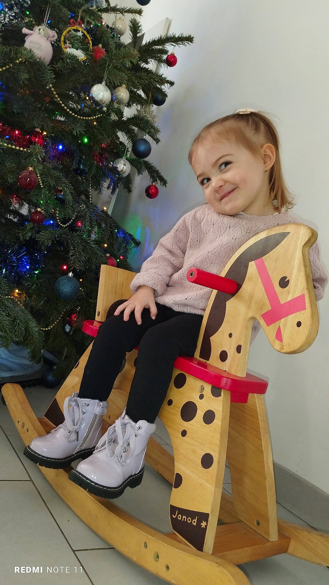 Kïara participe au concours pour gagner de l'argent avec cette photo : baby_toddler_clothing, christmas, christmas_decoration, christmas_eve, christmas_ornament, christmas_tree, conifer, event, fun, happy, holiday, holiday_ornament, joy, ornament, person, sitting, sleeve, smile, standing, toddler