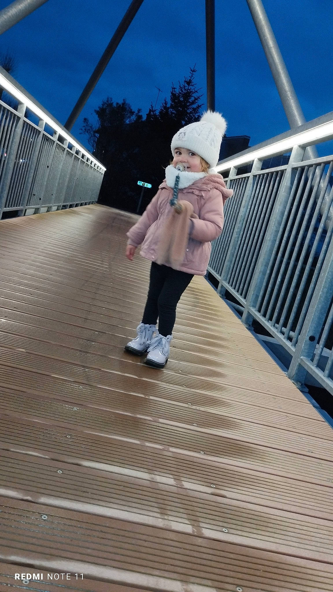 Kïara participe au concours pour gagner de l'argent avec cette photo : boot, bridge, city, denim, electric_blue, flooring, fun, handrail, hat, headwear, human_leg, knee, leisure, pattern, pedestrian, person, recreation, sky, thigh, toddler