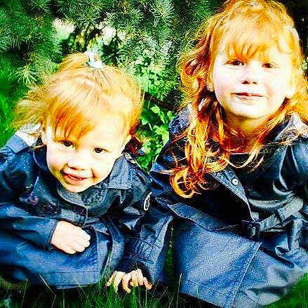 Danyline a rejoint le concours — aidez-le/la à gagner de superbes lots ! blond, child, emotion, facial_expression, friendship, fun, girl, grass, happiness, human_hair_color, joy, person, plant, sibling, smile, toddler, tree